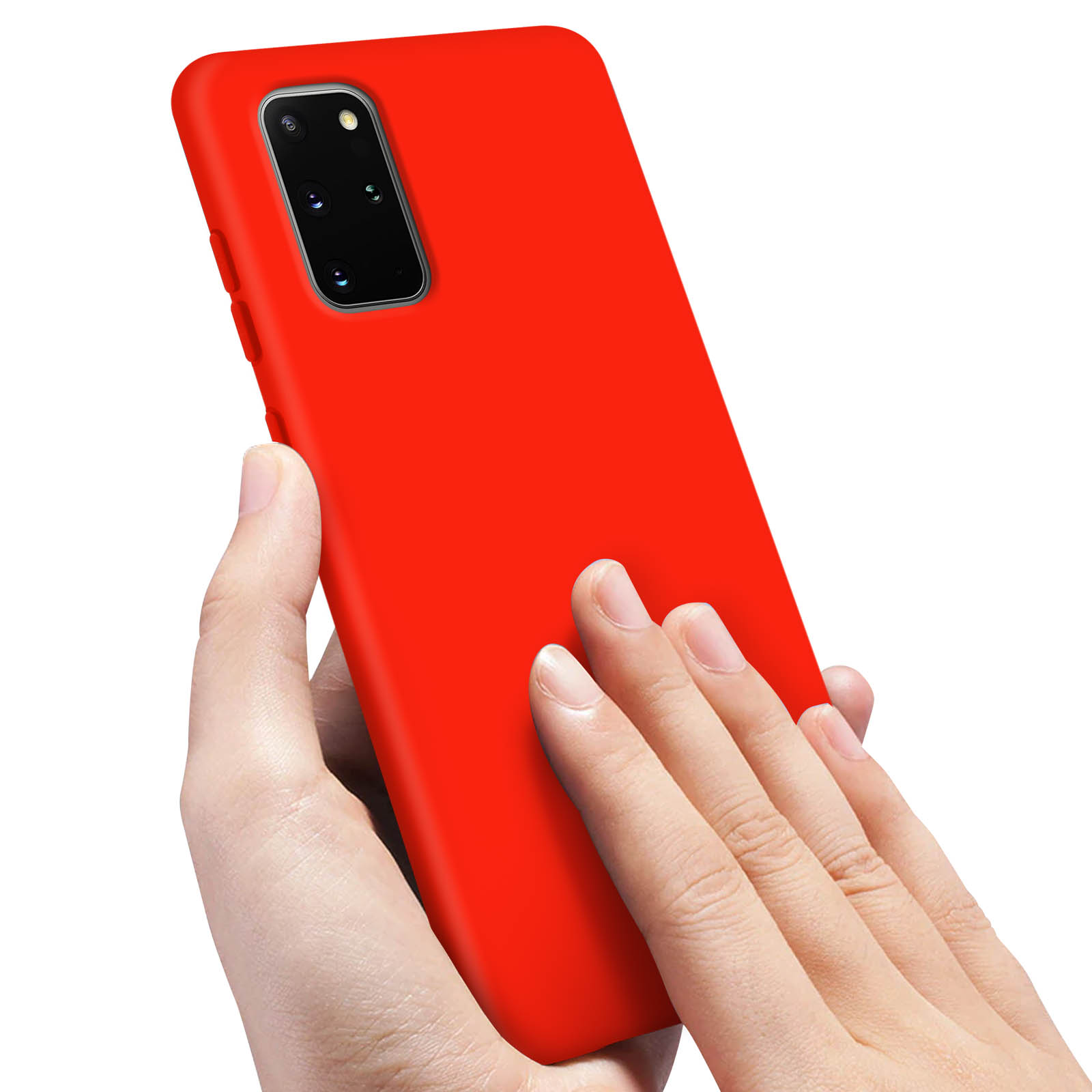 Een rode telefoonhoes vastgehouden door een hand, gericht op de cameralenzen.