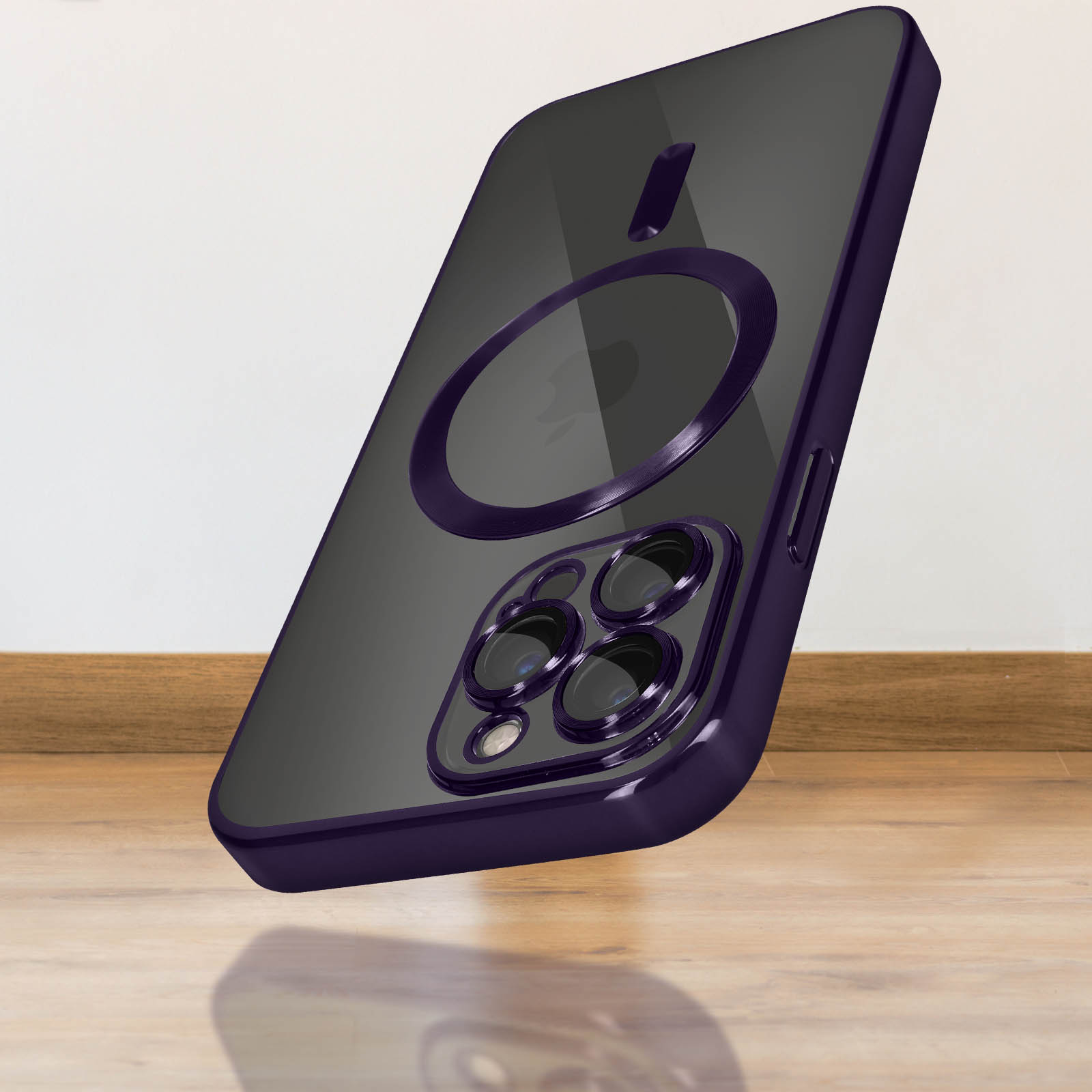 Coque de téléphone violet foncé avec anneau MagSafe et trois objectifs de caméra sur sol en bois.