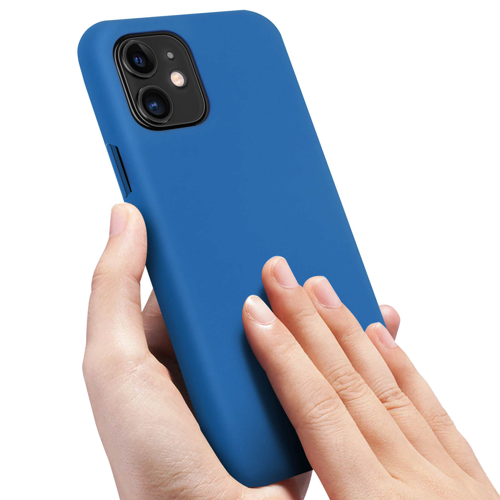 Une main tient un smartphone bleu avec deux caméras au dos.