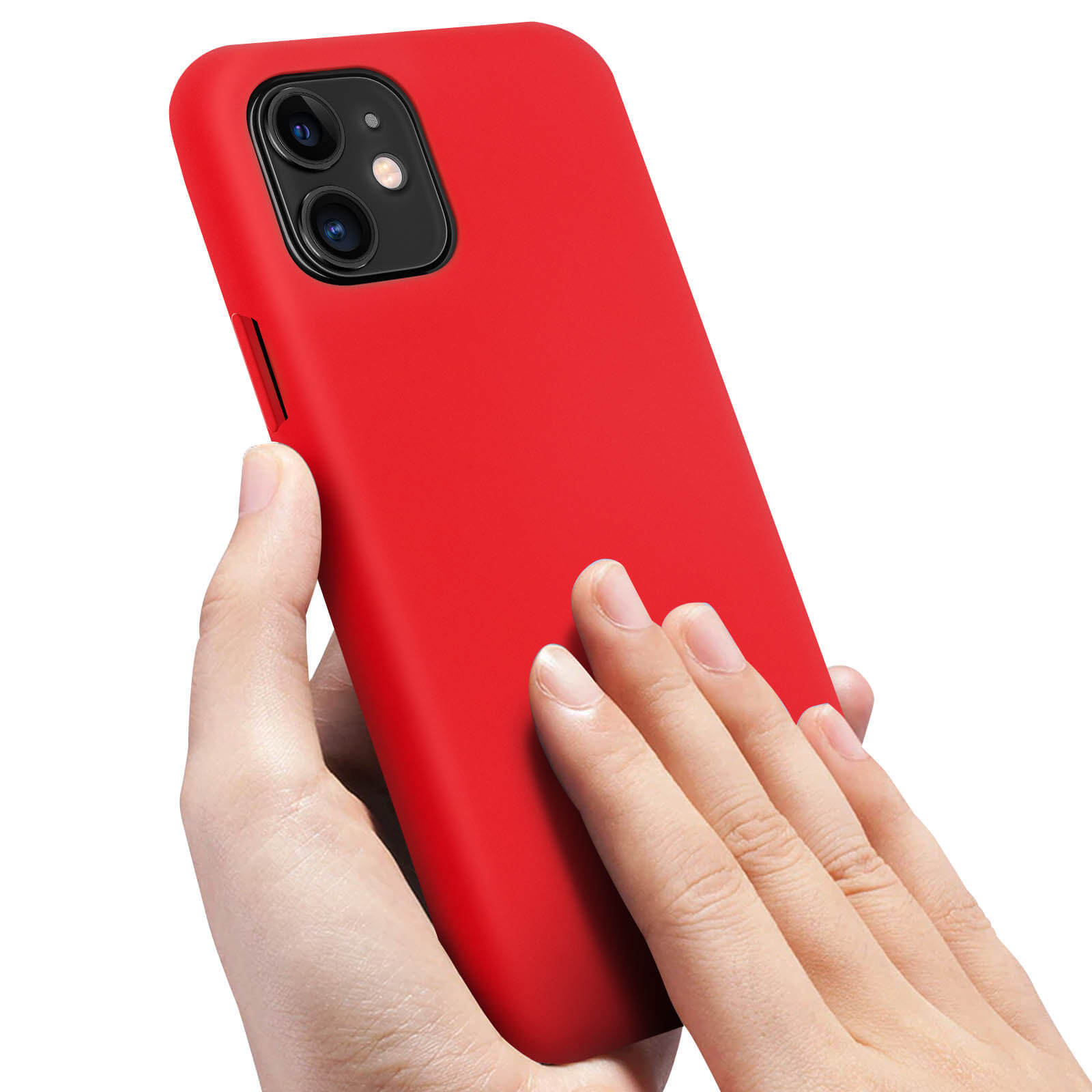 Une main tient une coque rouge pour iPhone, montrant le module double caméra.