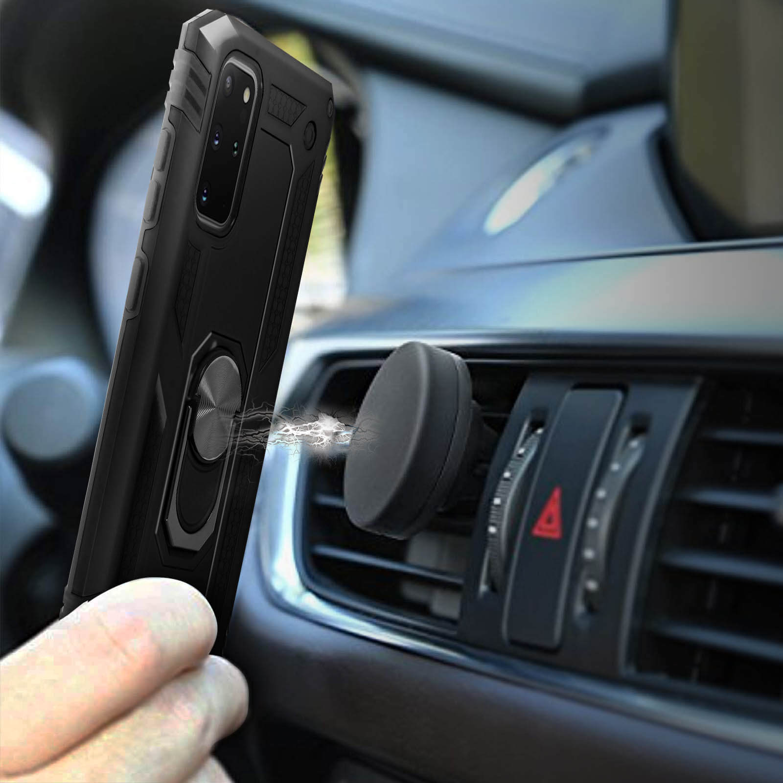 Zwarte telefoon met ringhouder wordt bij een auto-ventilatieopening gehouden.