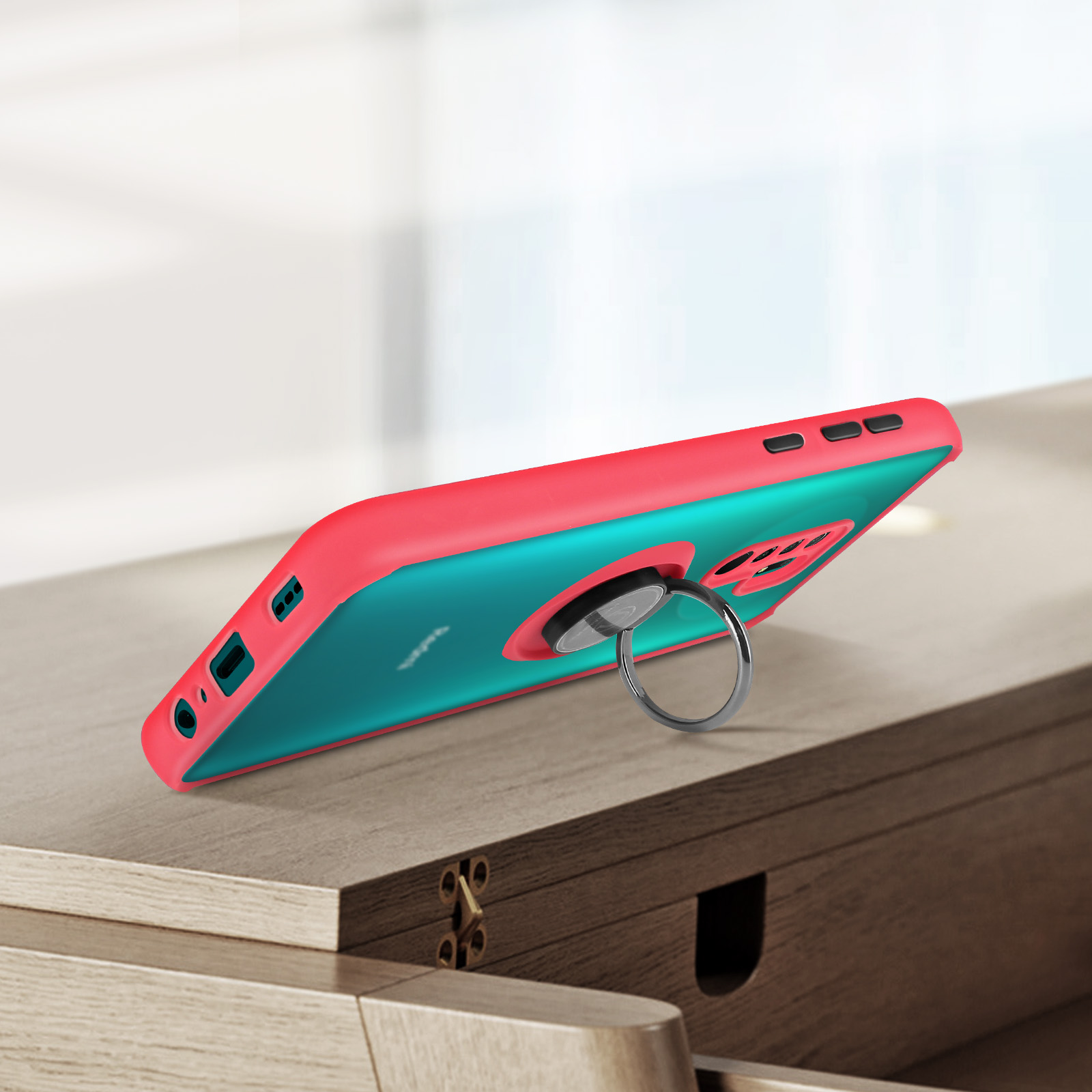 Coque rouge avec insert turquoise et support anneau sur bois.