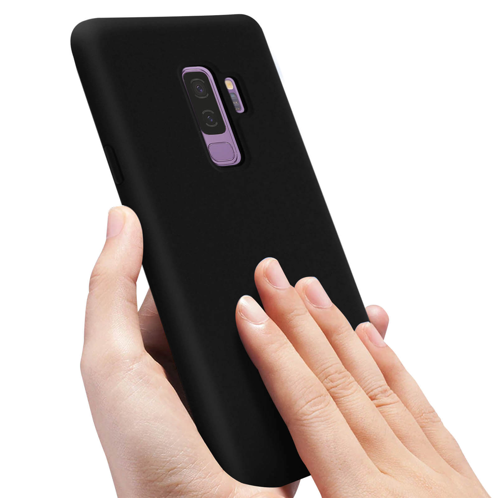 Une coque de téléphone noire tenue par une main, gros plan.