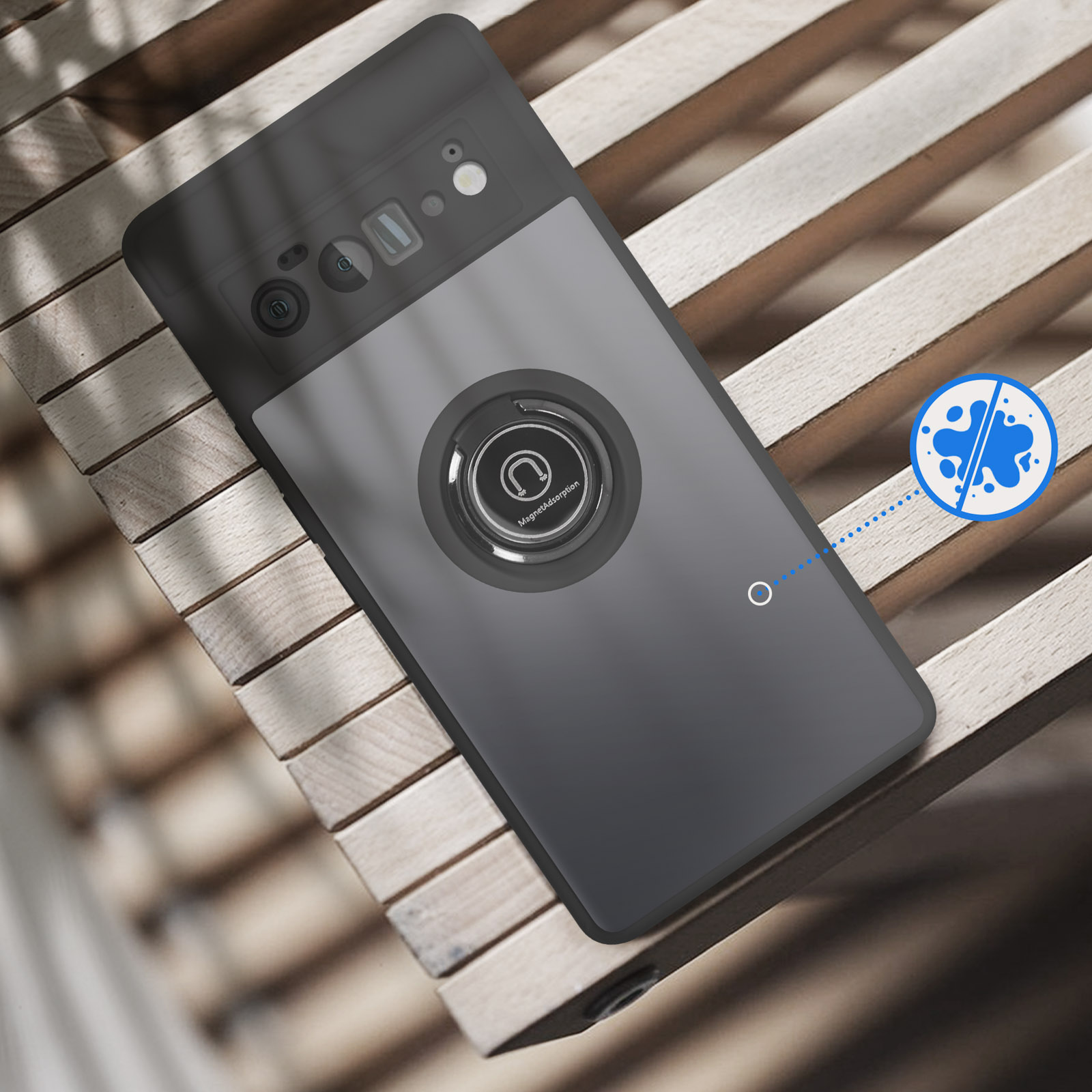 Donkere smartphone met magnetische ringhouder op houten latten. Waterdruppel-icoon.