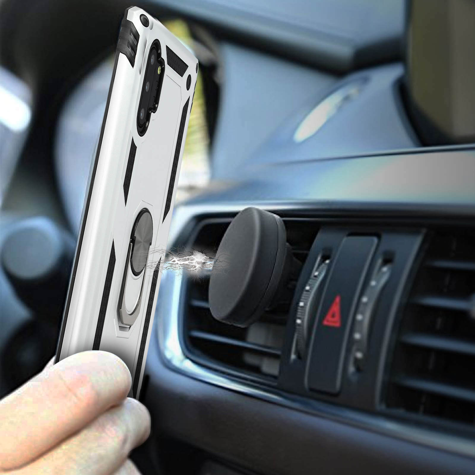 Een witte telefoonhoes met ringhouder wordt magnetisch bevestigd aan een auto-air vent.