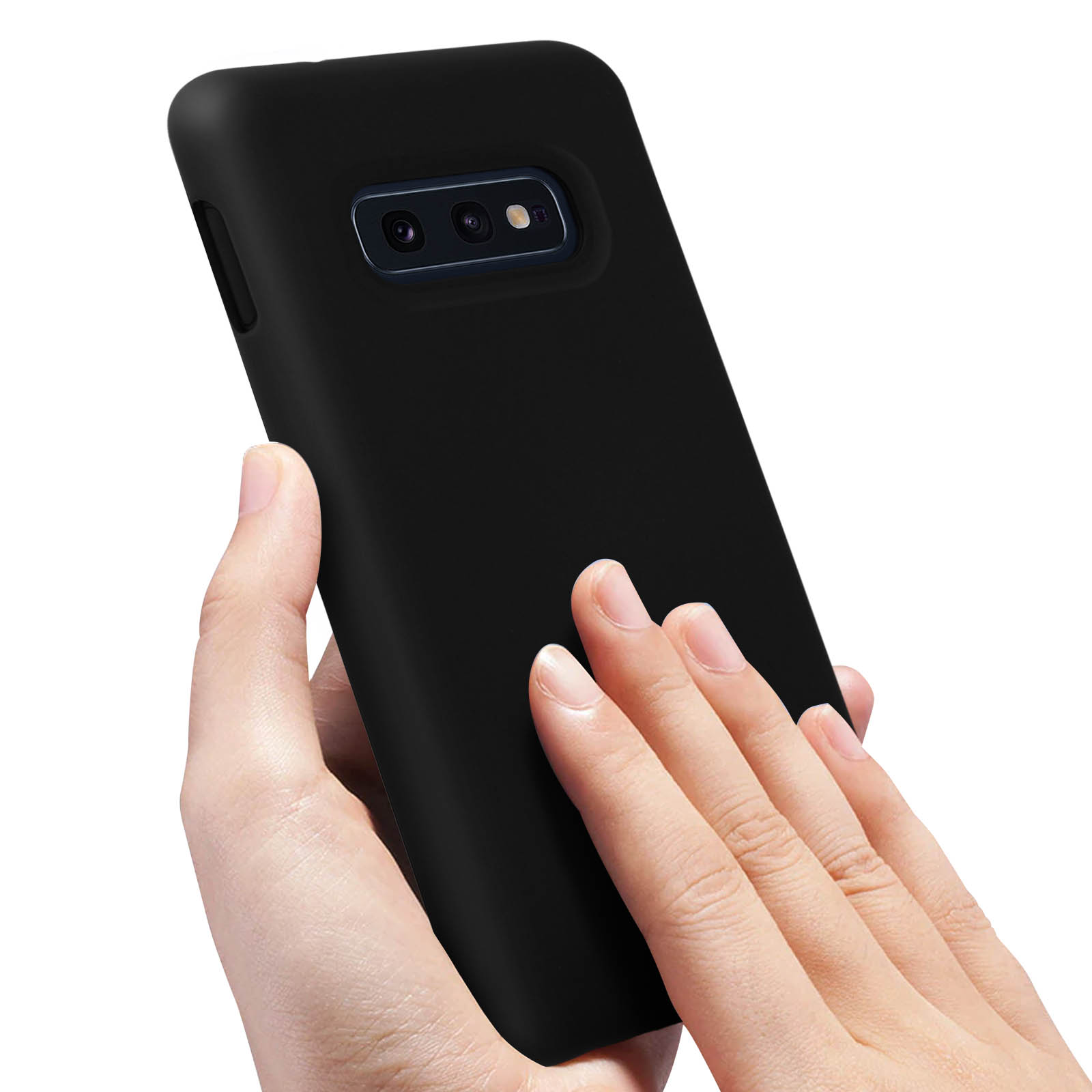 Une main tient un smartphone noir avec trois caméras au dos.