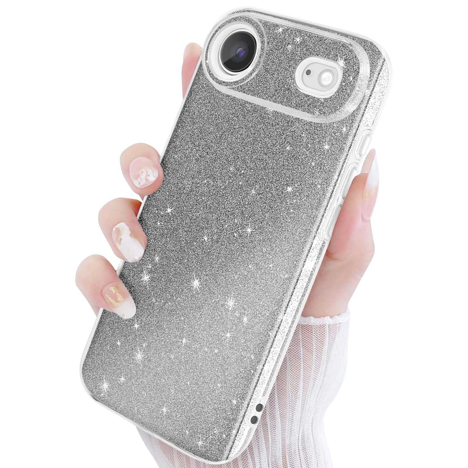 Une main aux ongles manucurés tient une coque de téléphone argentée à paillettes avec découpes pour appareil photo.