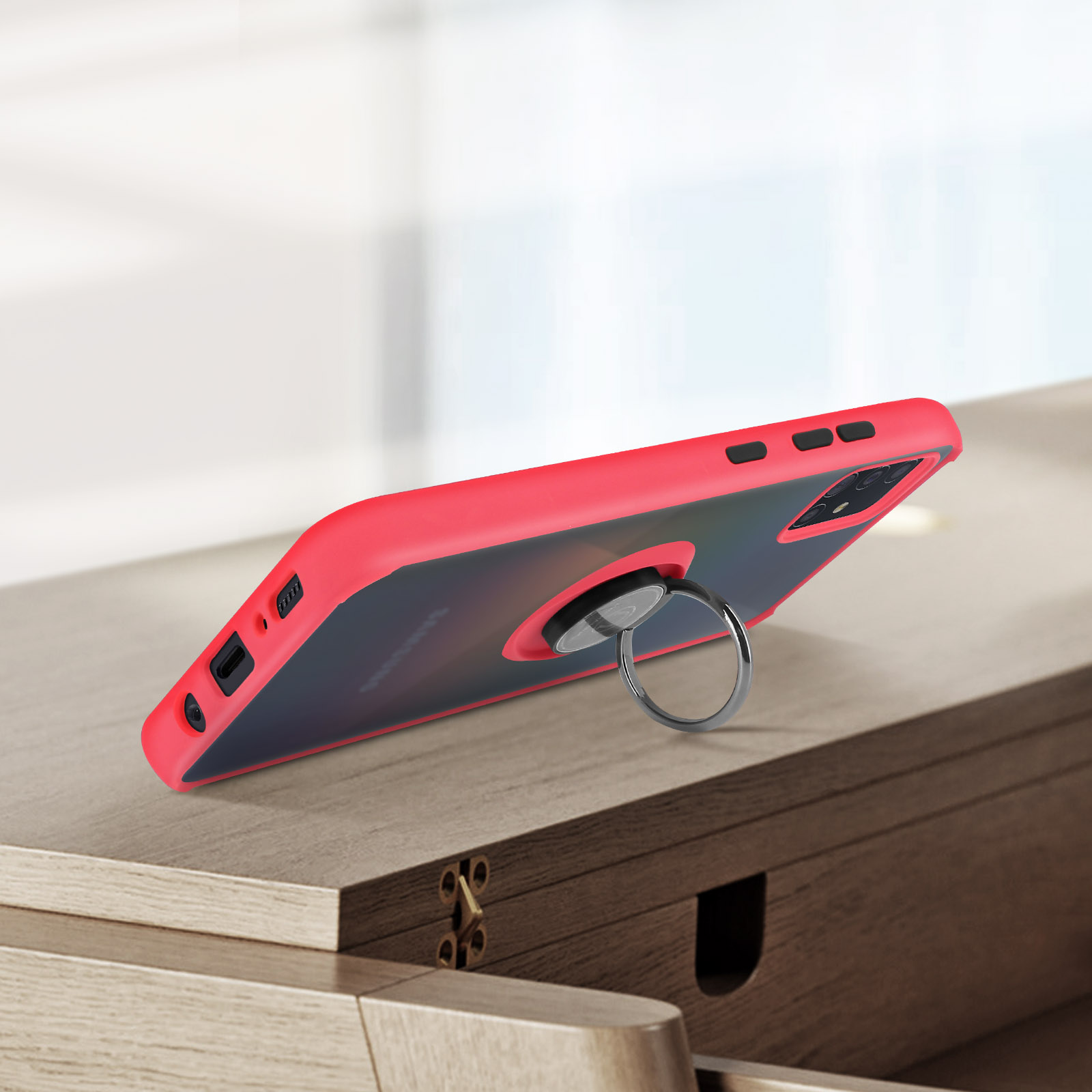 Rode telefoonhoes met ringhouder op houten ondergrond, zijaanzicht.