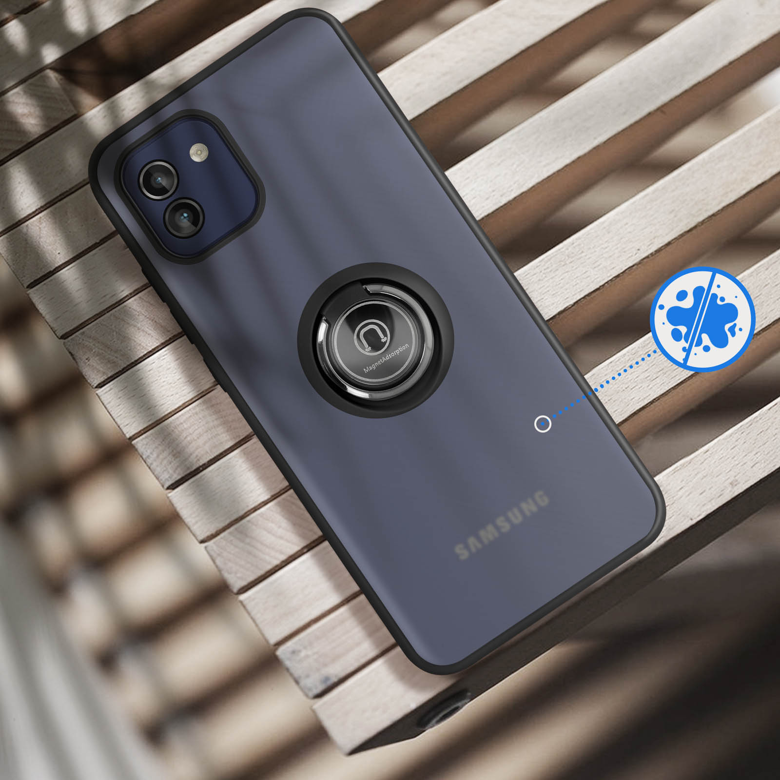 Donkerblauw telefoon met ringhouder op houten ondergrond.