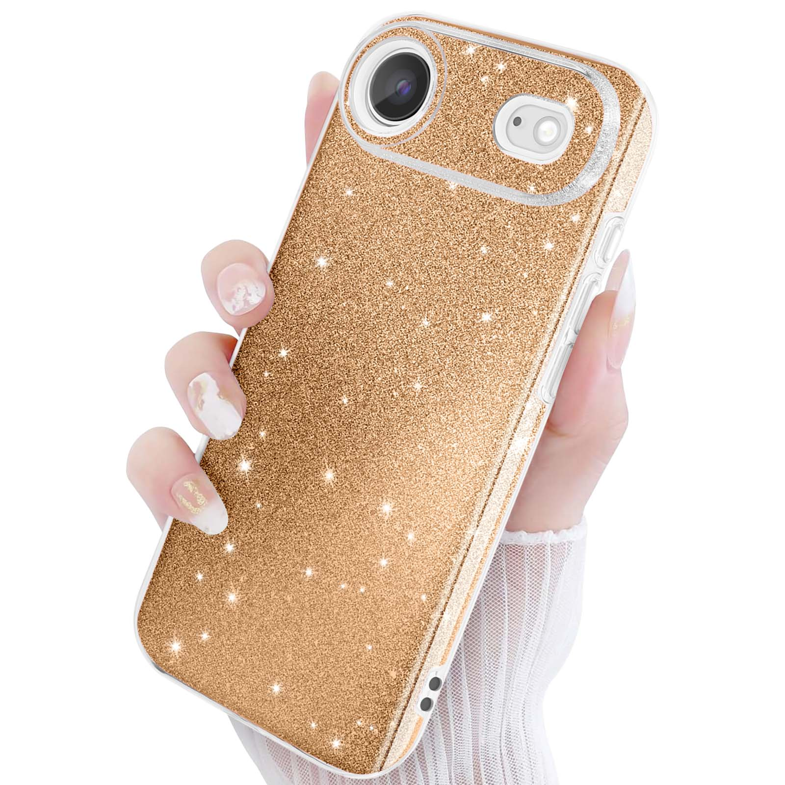 Une main tenant une coque de téléphone dorée scintillante, gros plan.