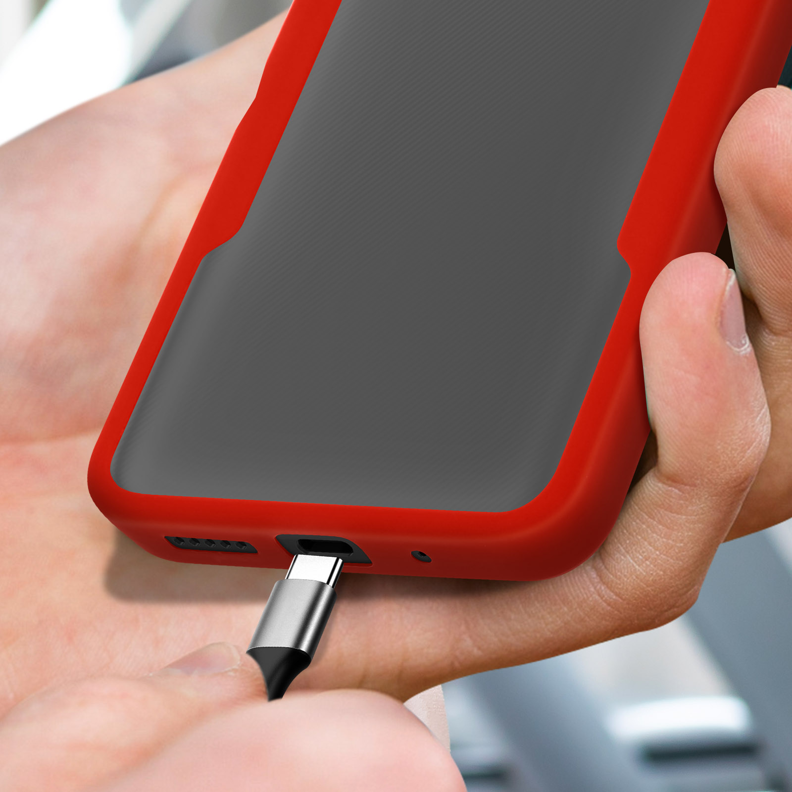 Un étui de téléphone rouge avec un câble USB-C branché au port.