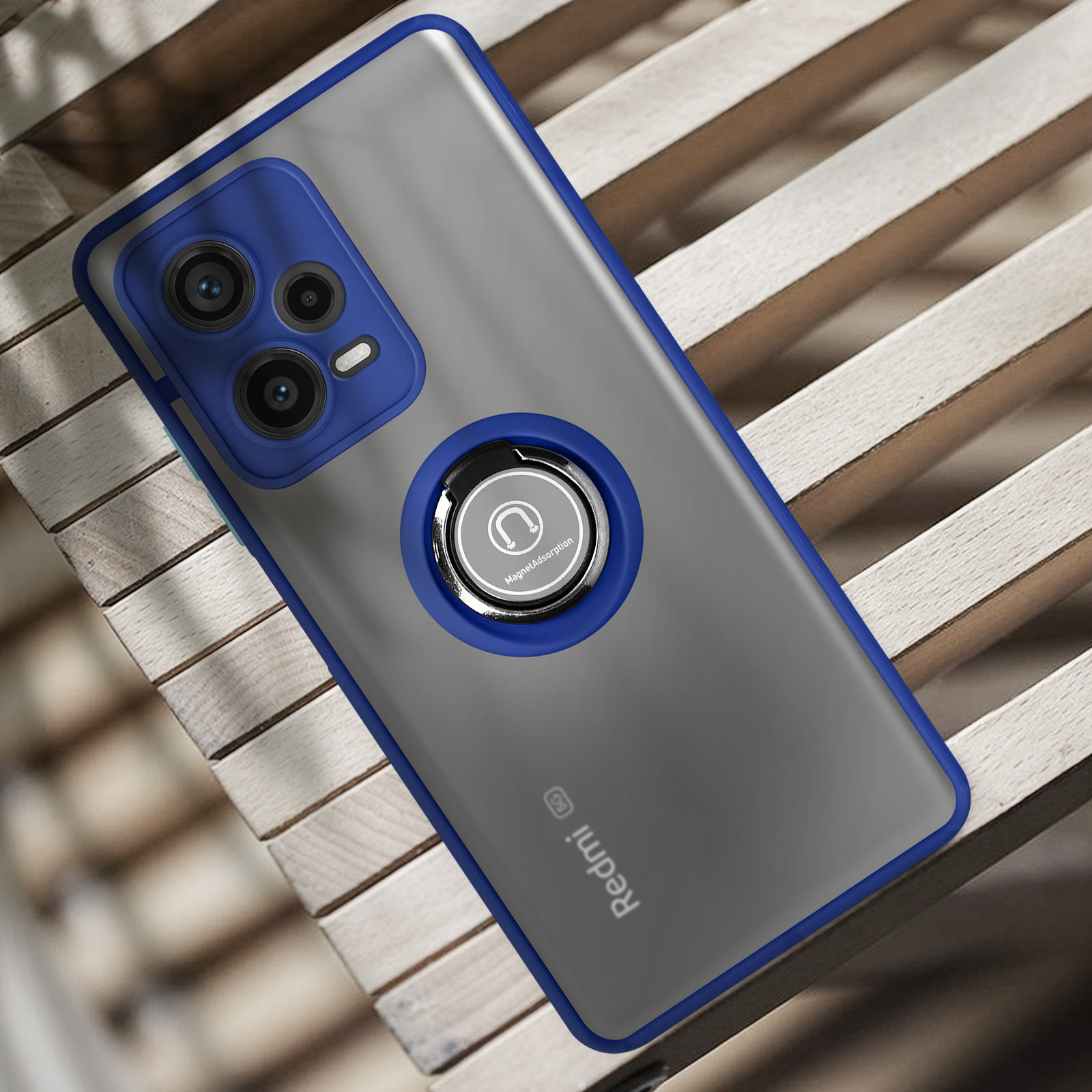 Uno smartphone con bordo blu e anello portaoggetti su superficie in legno.