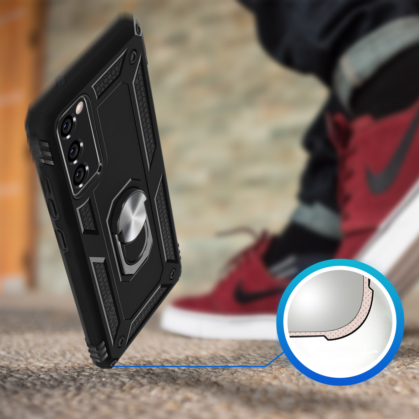 Zwarte telefoonhoes met ringhouder in focus, persoon in rode sneakers wazig op achtergrond.
