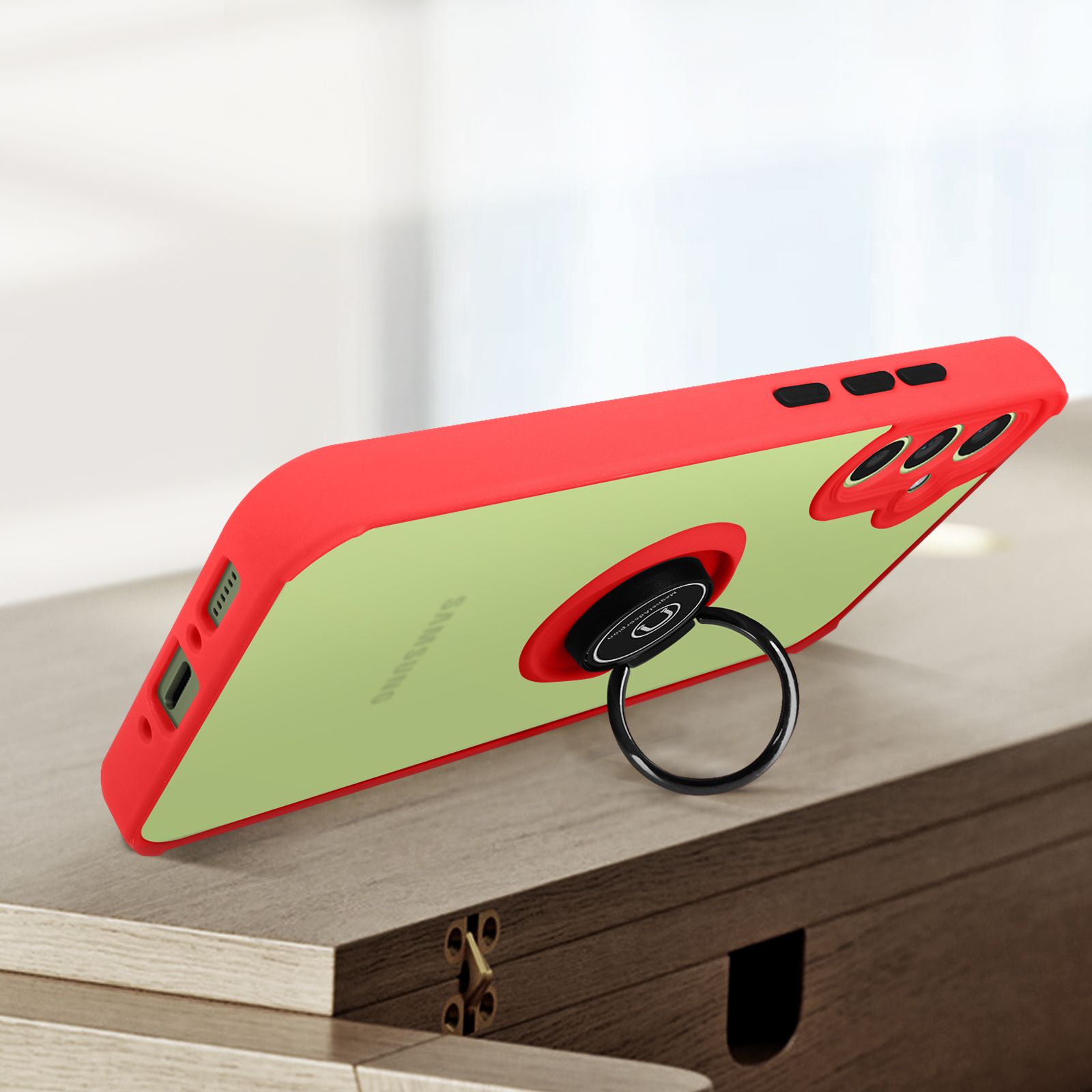 Una cover rossa per telefono con retro verde chiaro trasparente e un anello di supporto.