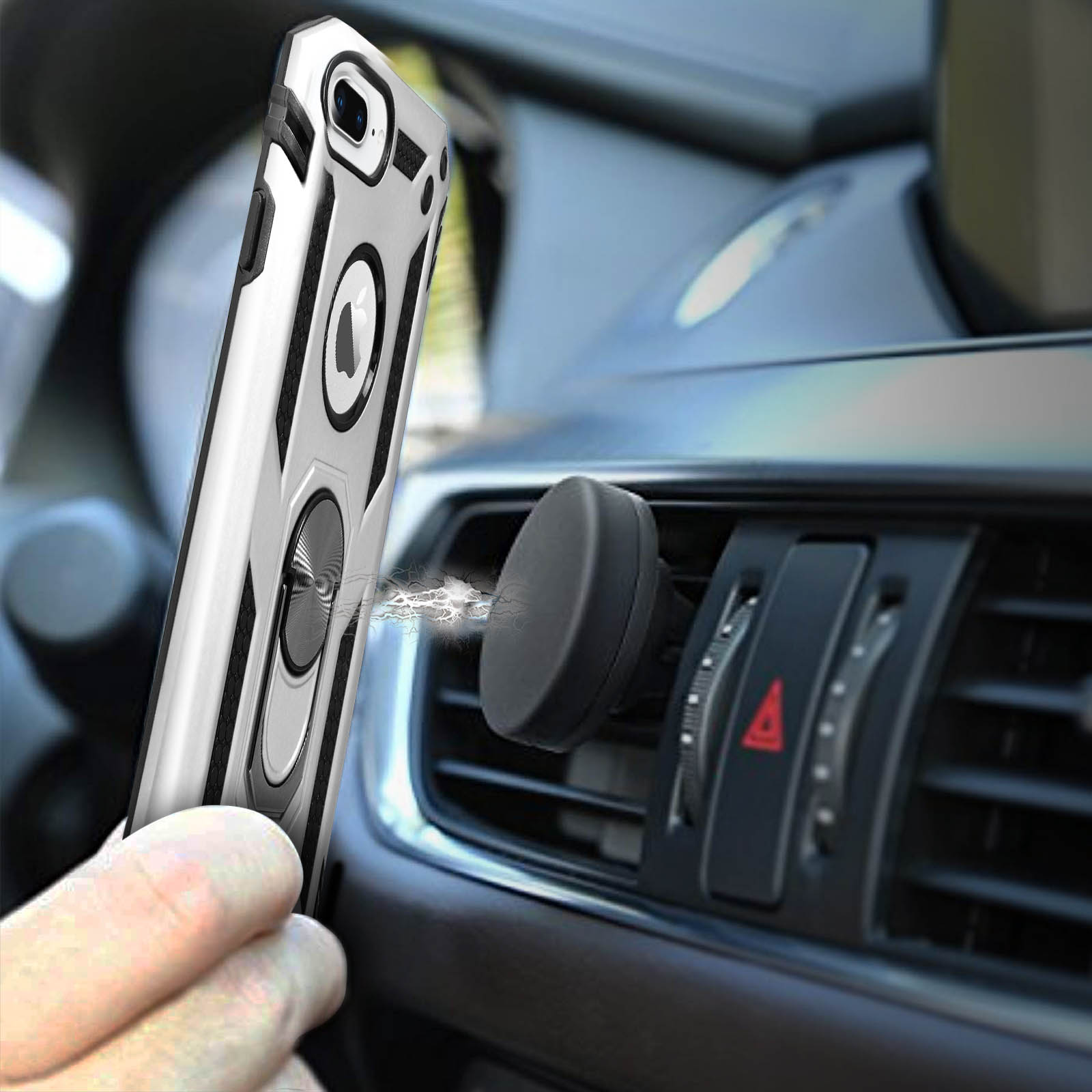 Een persoon houdt een zilveren telefoonhoes vast bij een auto-ventilatieopening met magnetische houder.