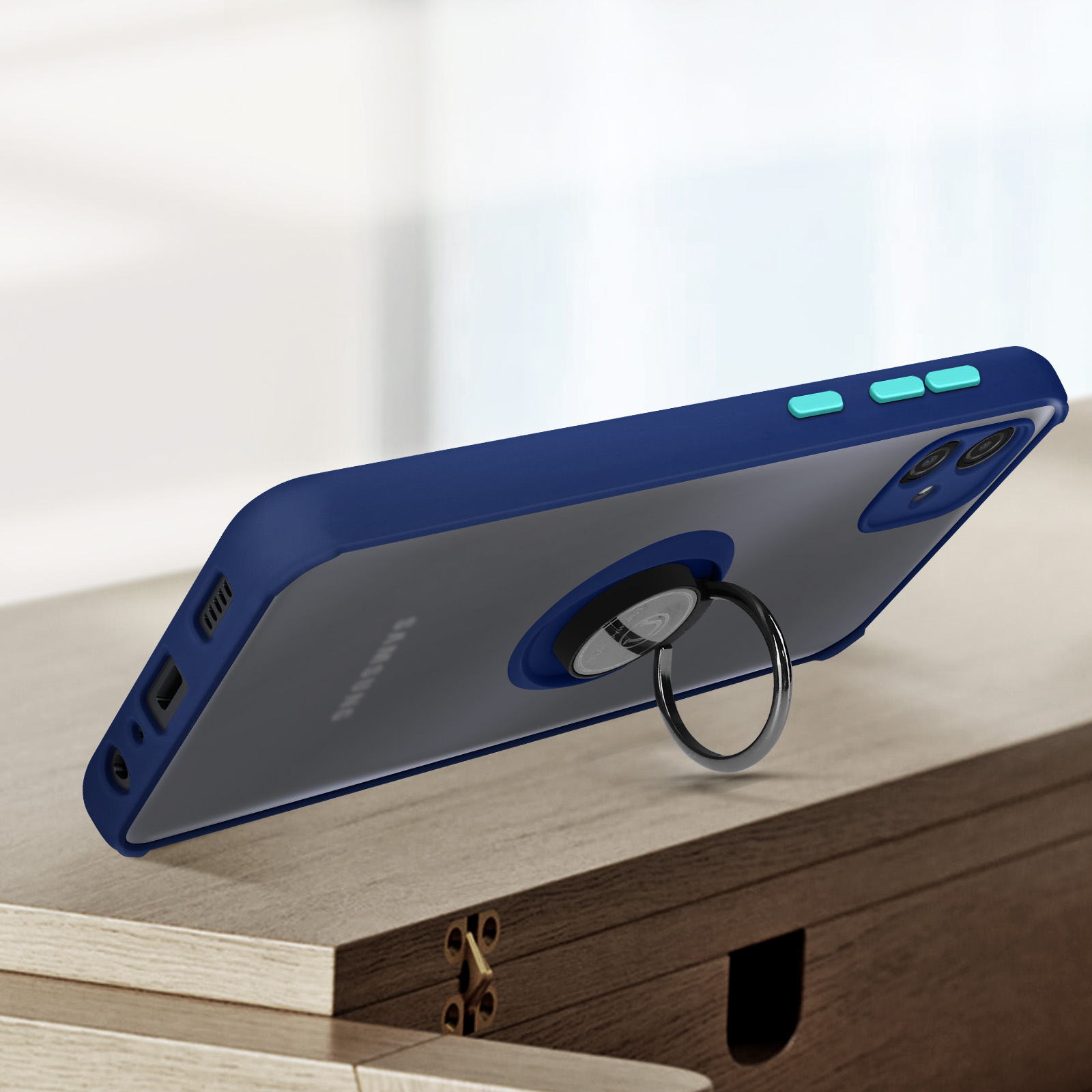 Custodia blu scuro per telefono con anello porta anello su tavolo in legno.