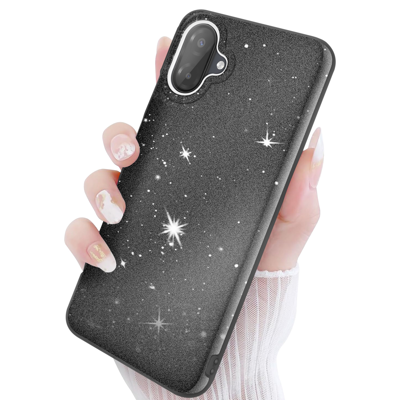 Een hand houdt een zwarte telefoonhoes vast met een sterren- en glitterpatroon.