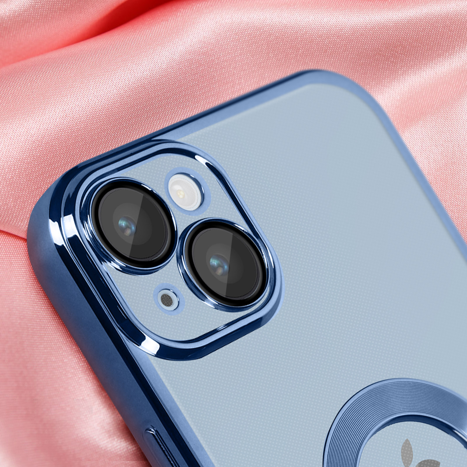 Una custodia blu per telefono con obiettivi della fotocamera su seta rosa.