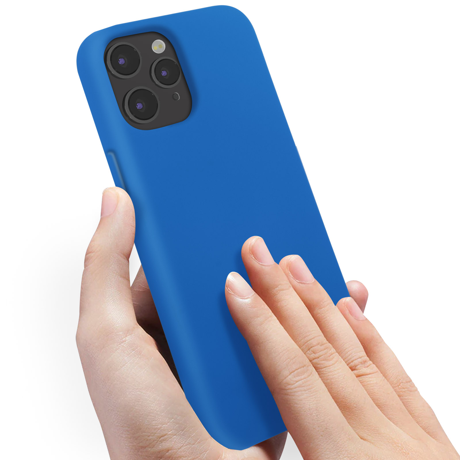 Een hand houdt een blauwe telefoon met drie camera's vast.