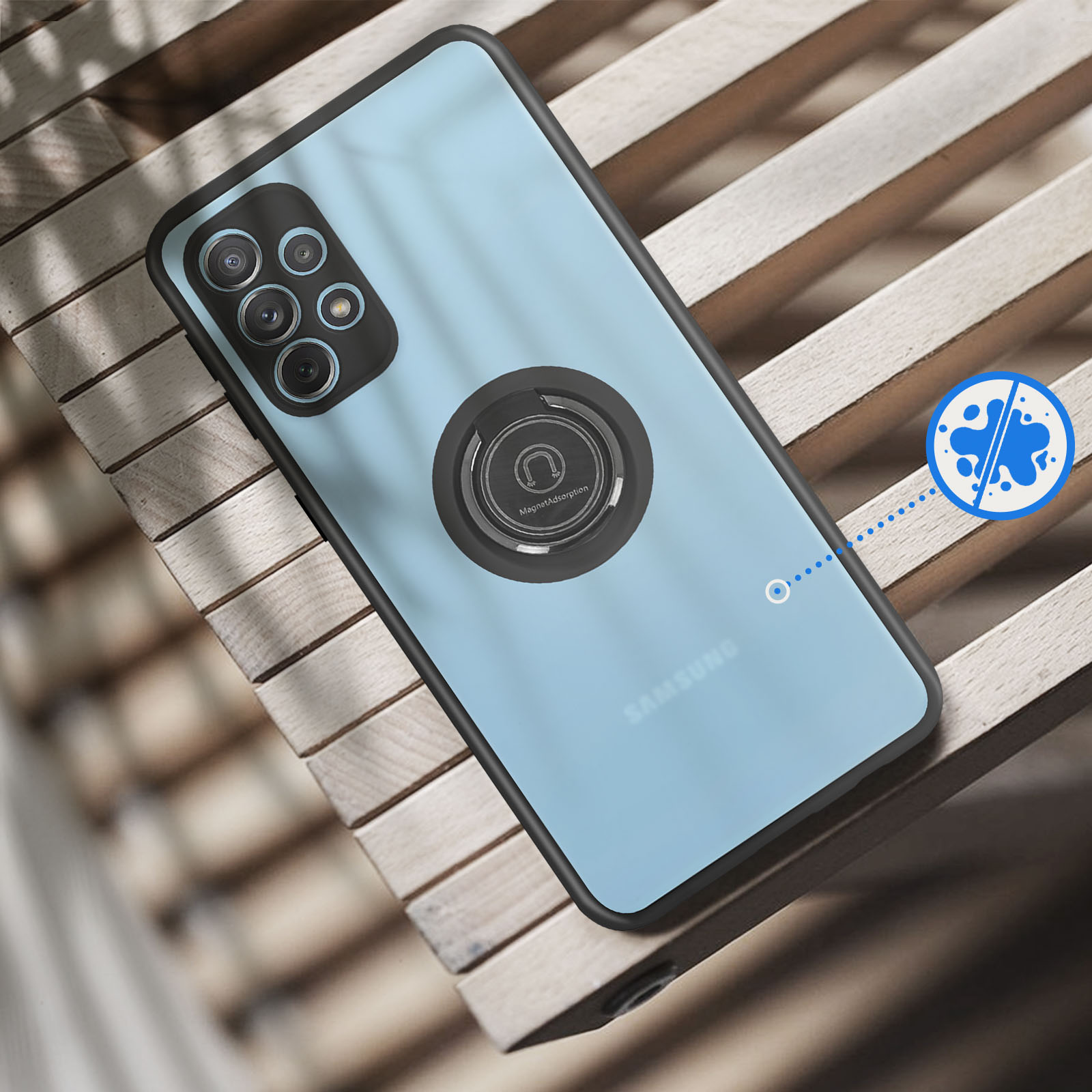 Un téléphone Samsung bleu clair avec un support à anneau sur des lamelles en bois.