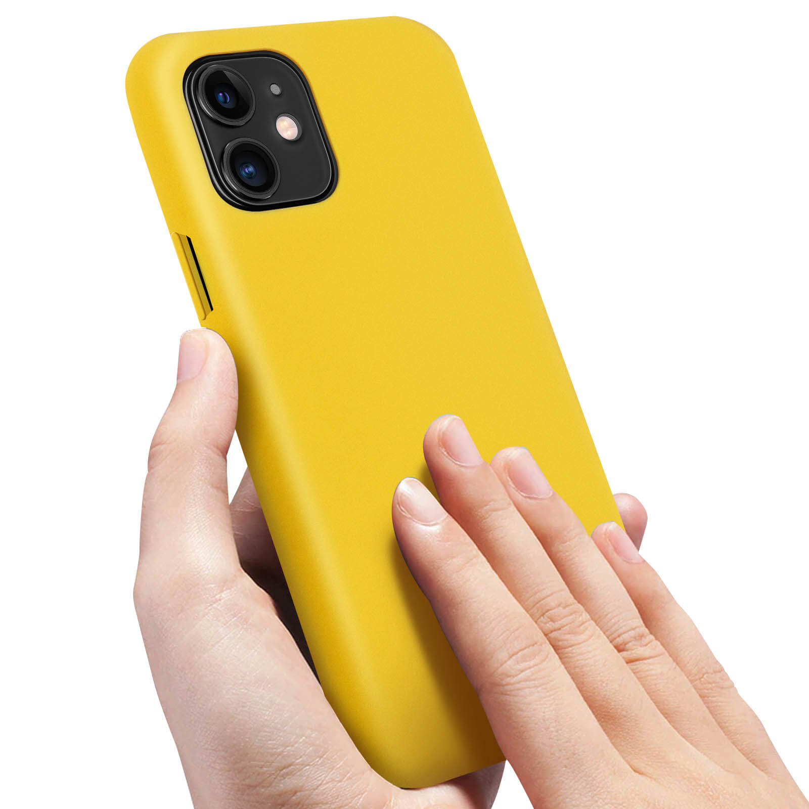 Un étui de téléphone jaune avec deux caméras est tenu par une main.