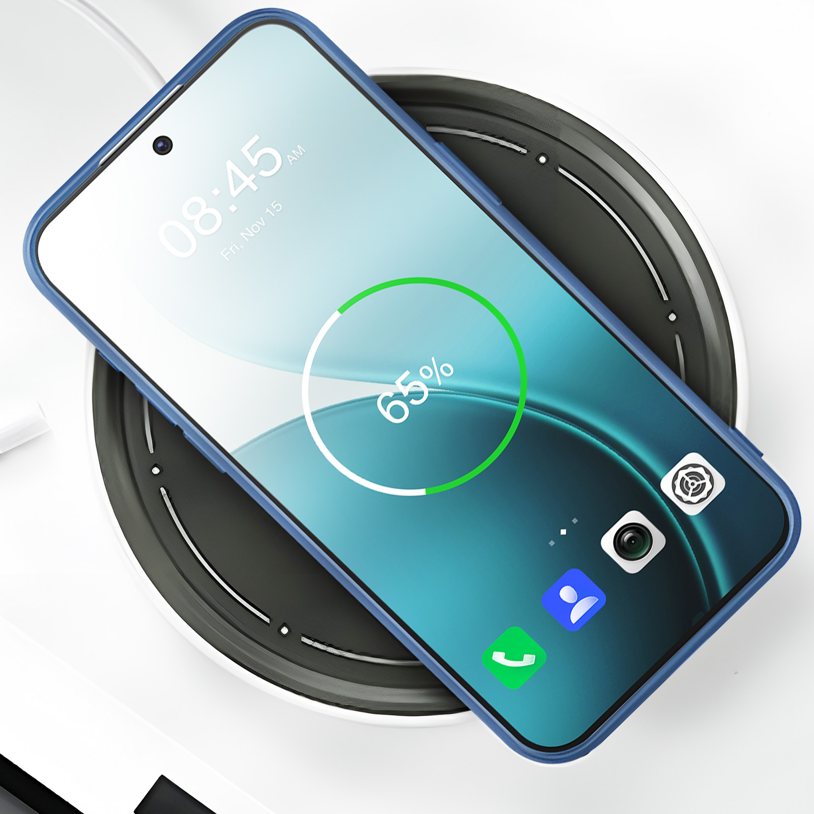 Een blauwe smartphone ligt op een witte oplaadpad. Tijd 08:45.
