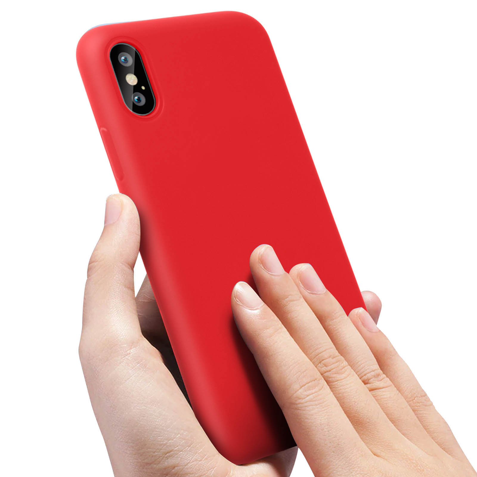 Una cover rossa per telefono è tenuta da una mano, con focus sulla fotocamera.