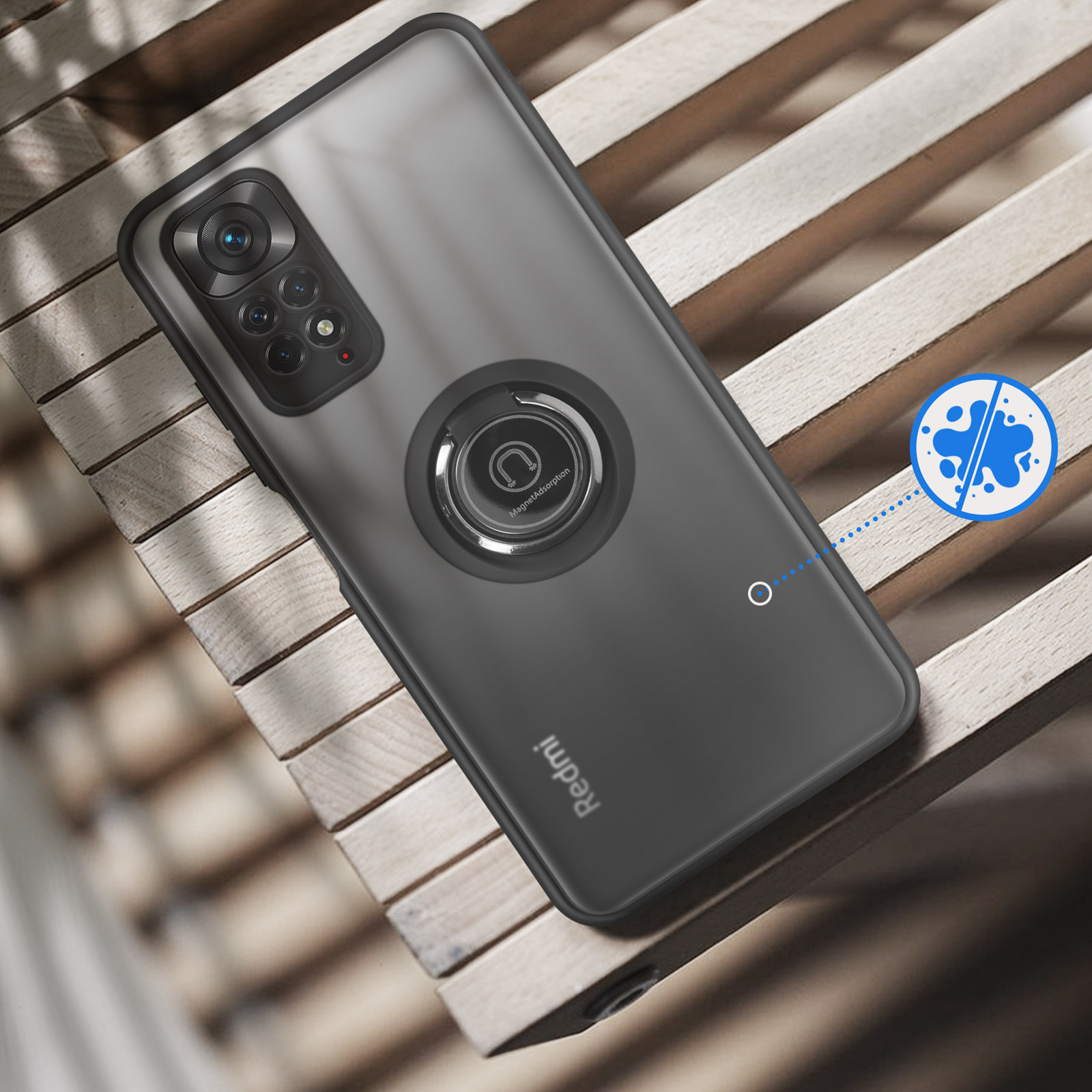 Een zwarte telefoon met camera en ringhouder op houten latten.