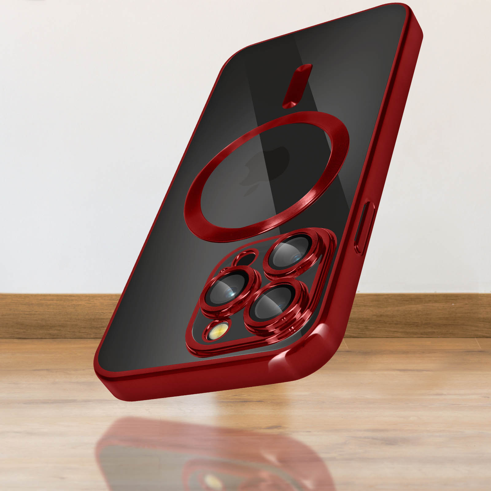 Custodia rossa per smartphone con tre lenti per fotocamera su pavimento in legno.