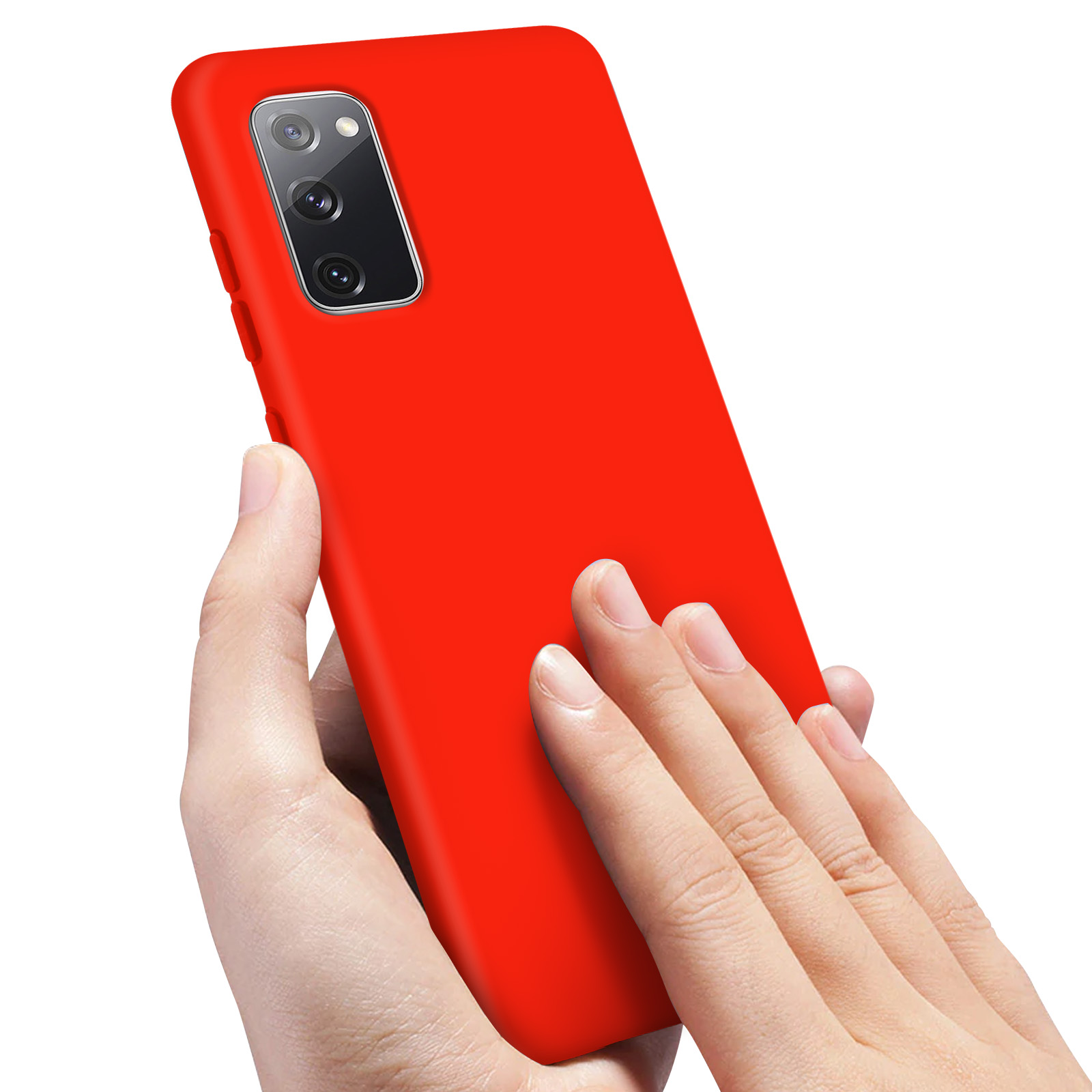 Coque de téléphone rouge avec appareil photo, tenue par des mains sur fond blanc.