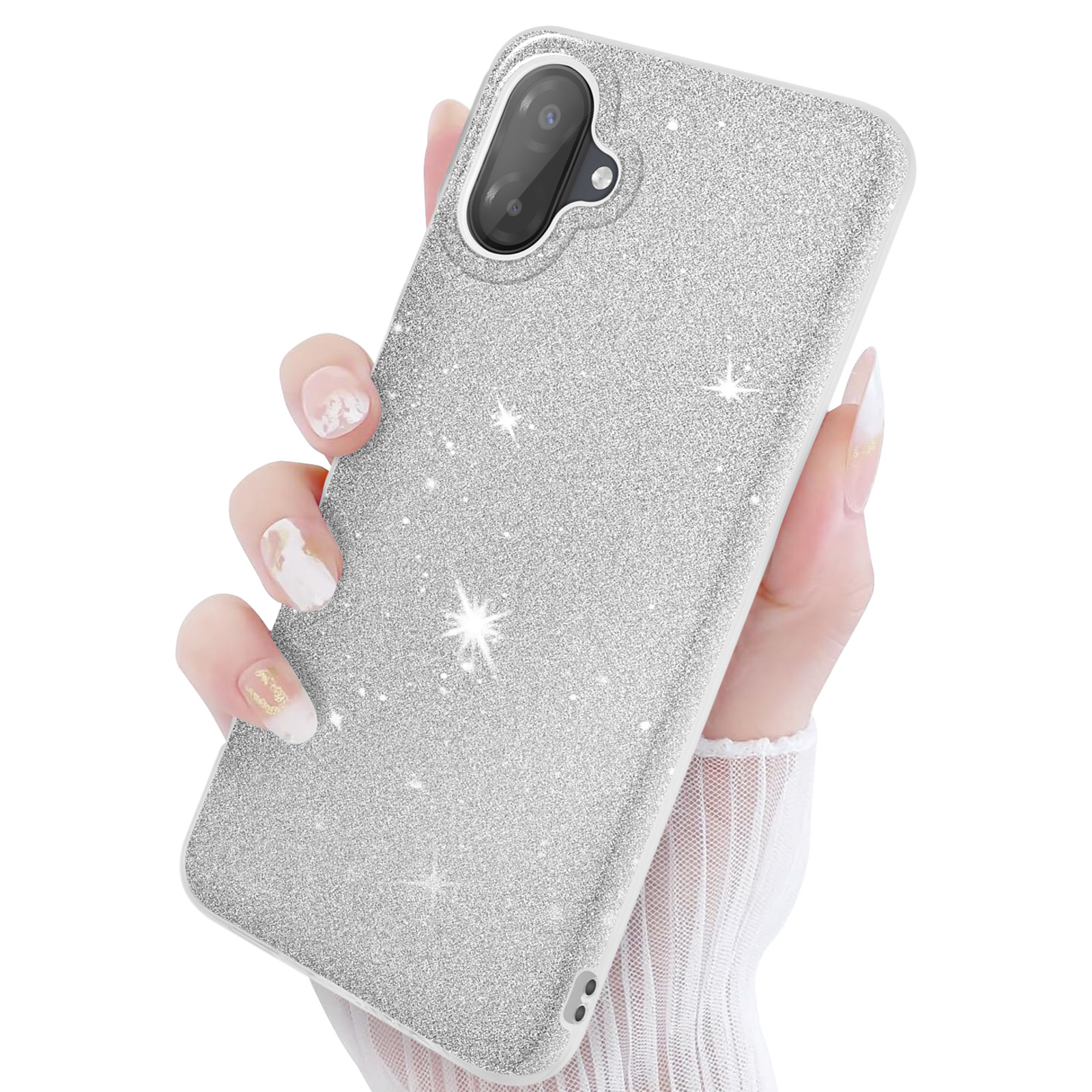 Une main tient une coque de téléphone argentée scintillante d'étoiles.