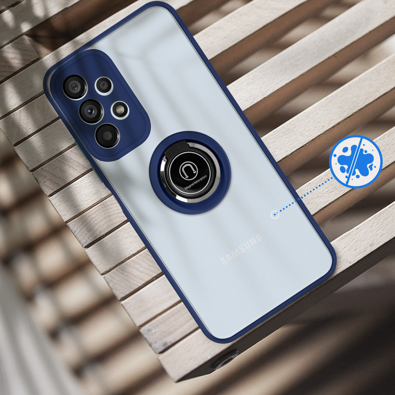 Een smartphone met blauwe hoes en ringhouder op houten latten.
