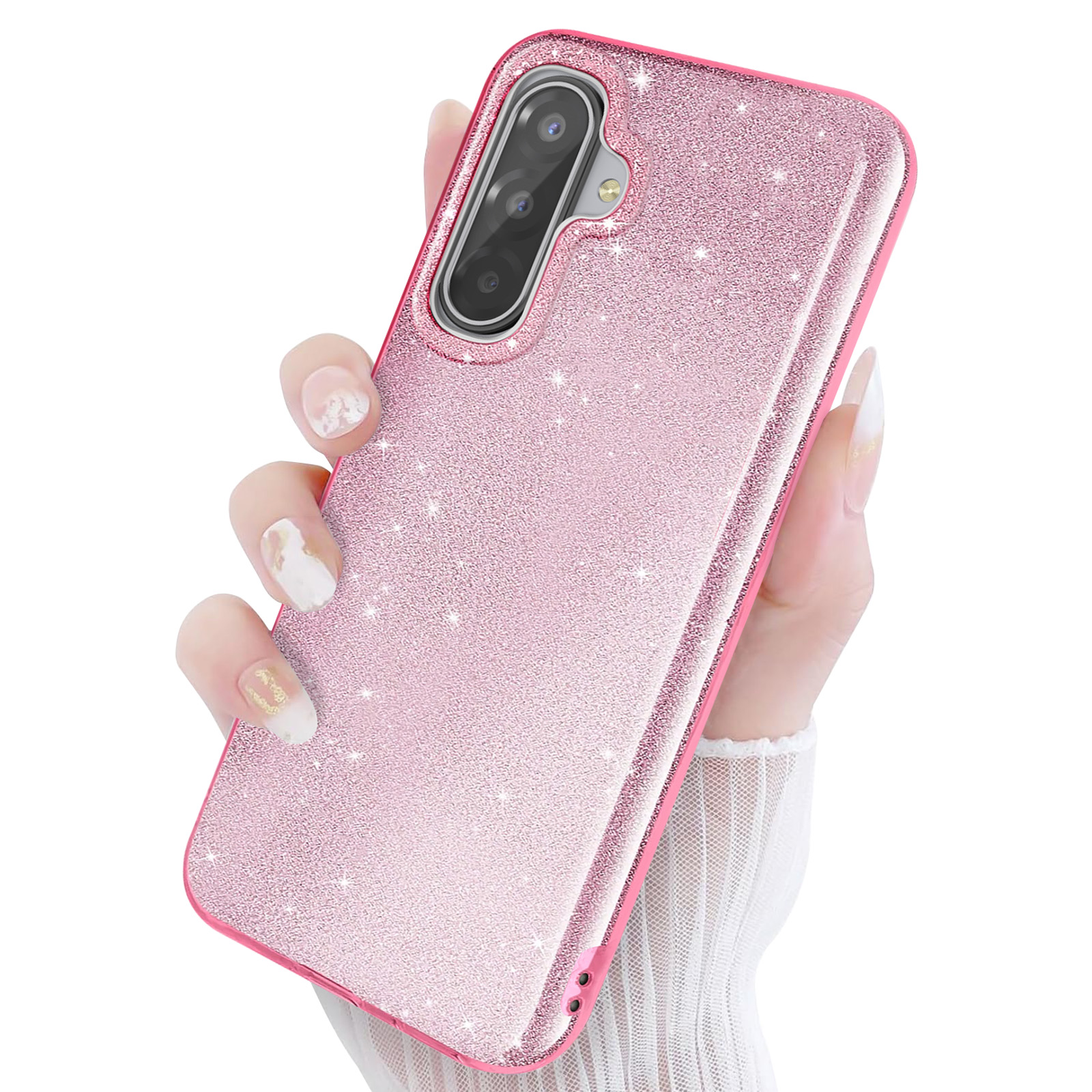 Une main tient une coque de téléphone rose scintillante avec module caméra.