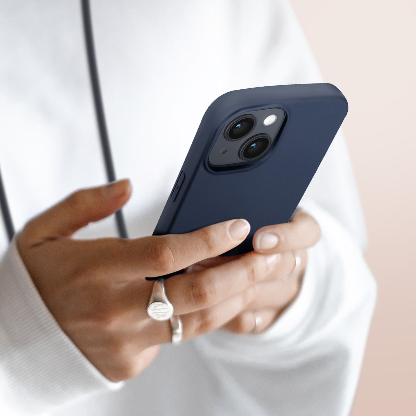 Een persoon houdt een donkerblauwe smartphone vast met twee camera's.