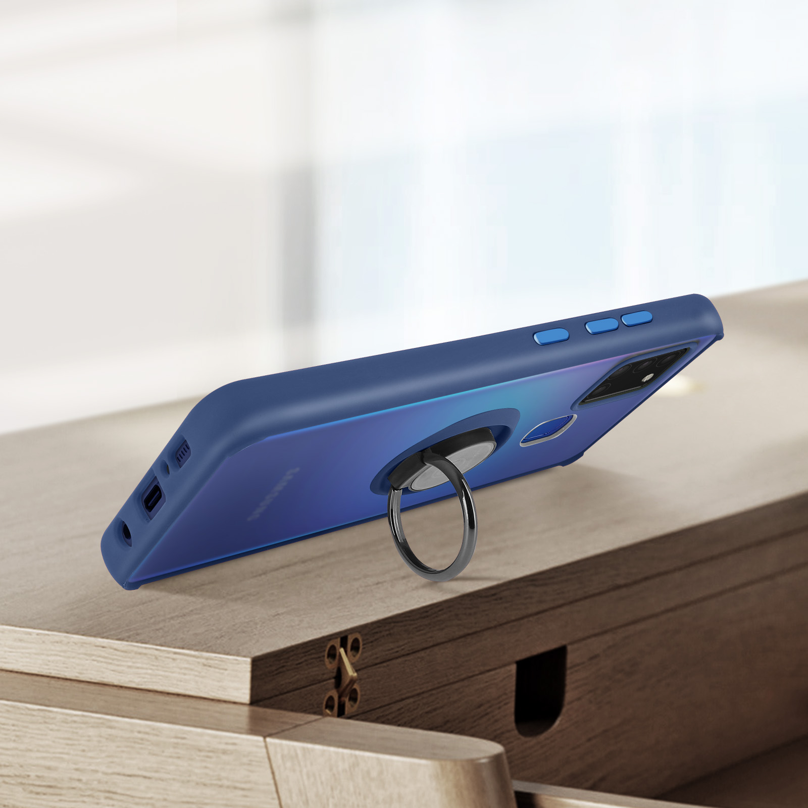 Un téléphone bleu avec un support à anneau repose sur une table en bois.