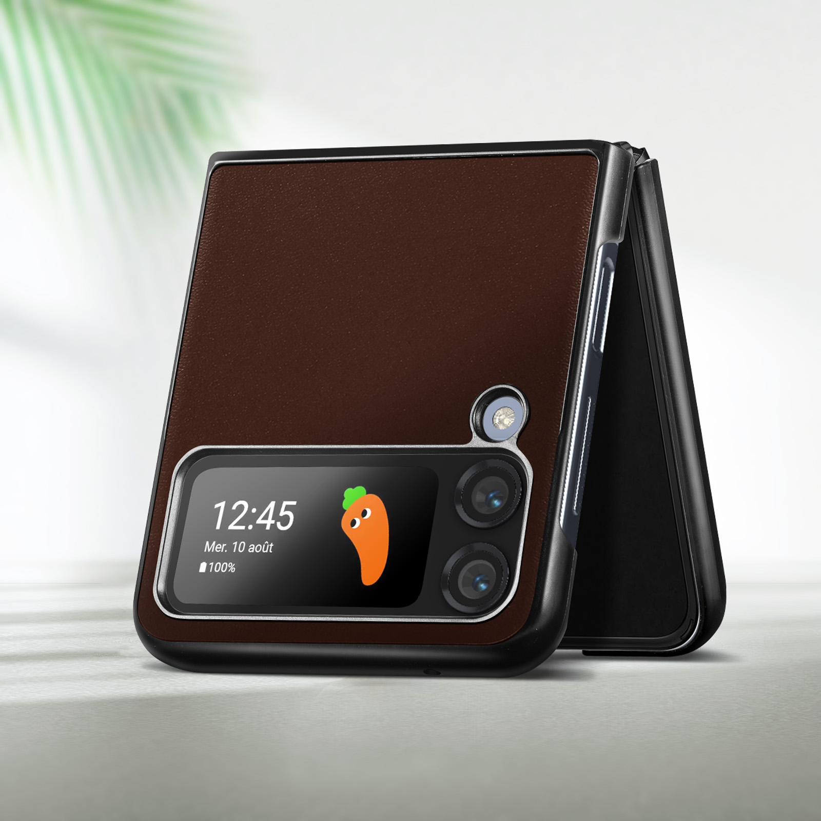 Un telefono flip marrone con carota a cartoni animati sullo schermo e due fotocamere.