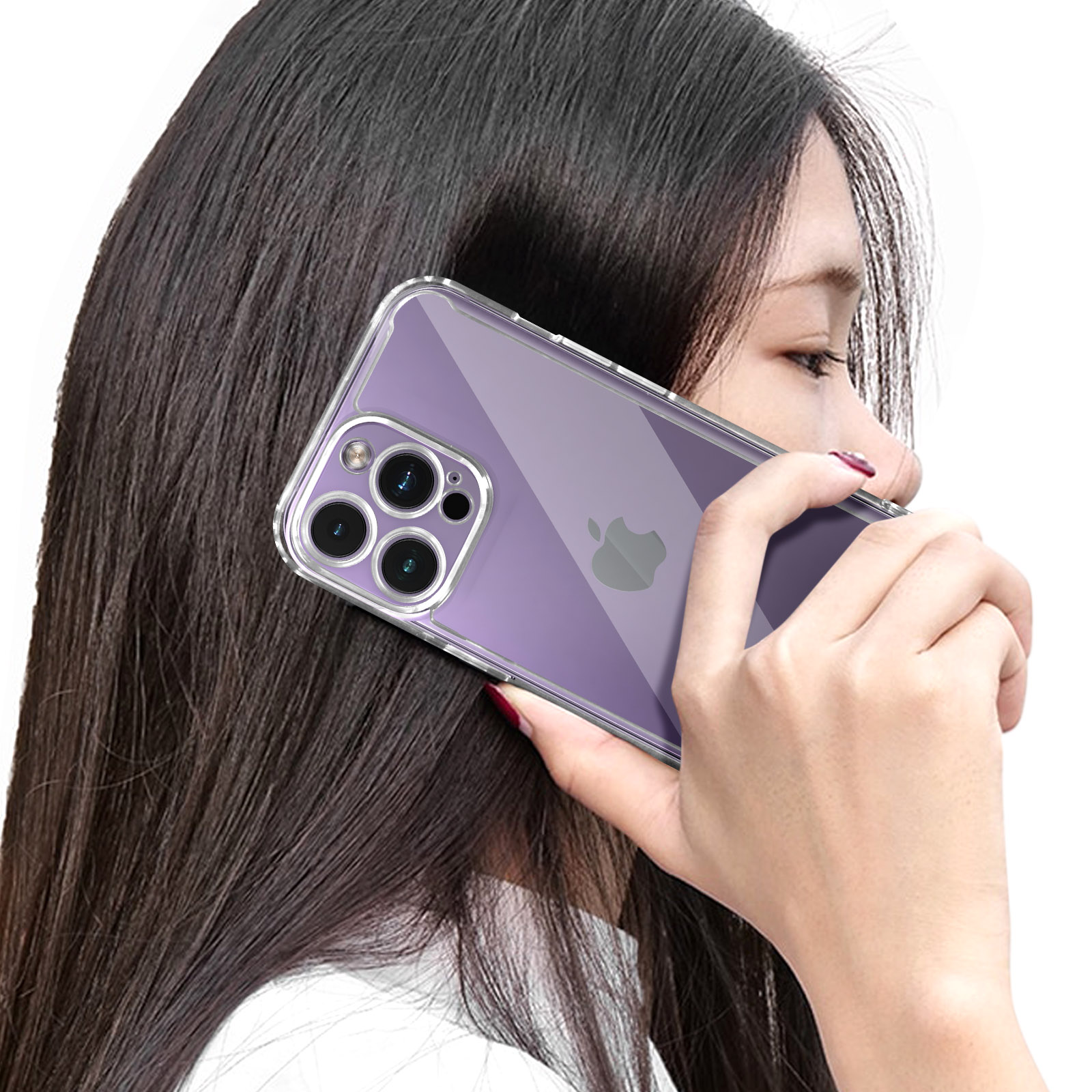 Una donna con capelli scuri tiene un telefono viola trasparente con tre fotocamere.
