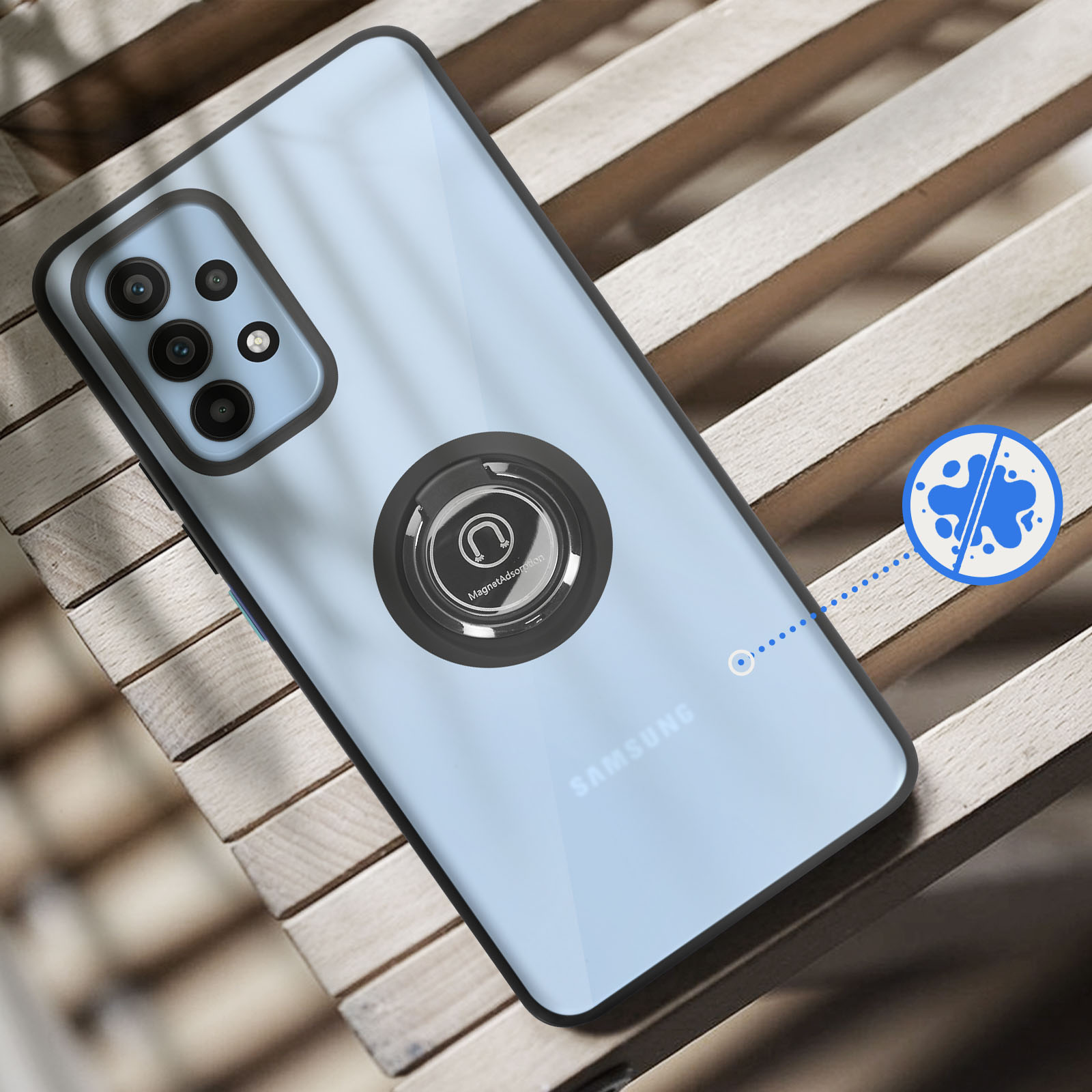 Un telefono Samsung azzurro con anello porta telefono su sfondo legno.
