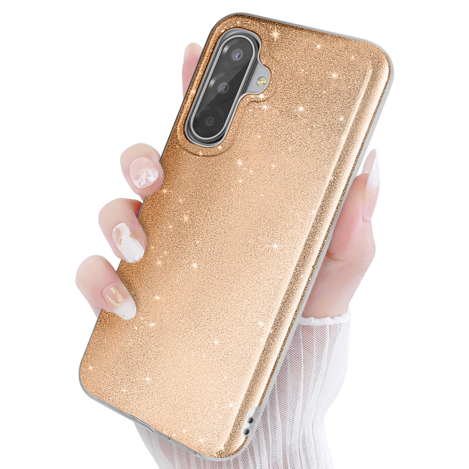 Une main tient une coque de téléphone rose doré pailletée avec découpe caméra.
