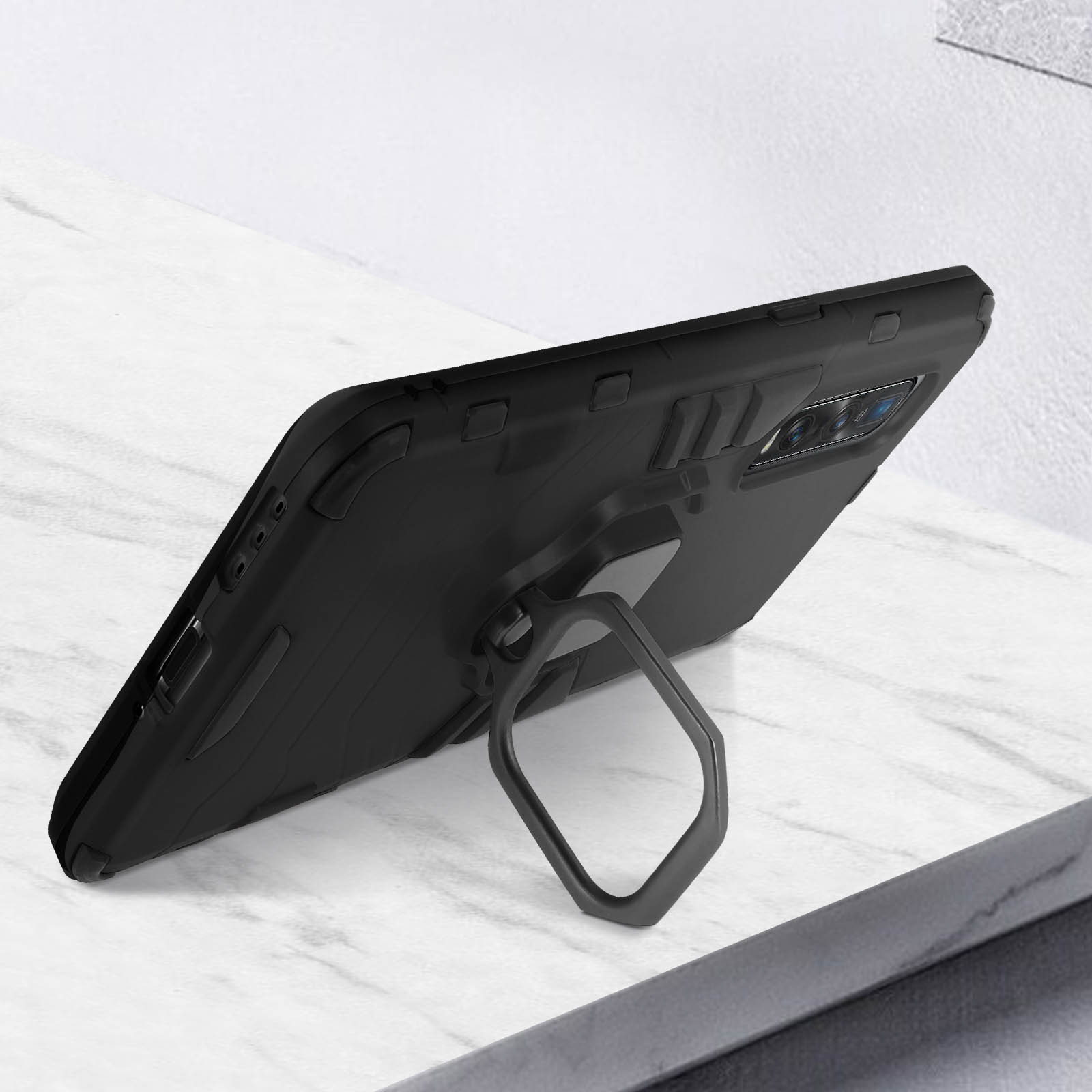 Zwarte telefoonhoes met ringhouder op marmeren ondergrond.