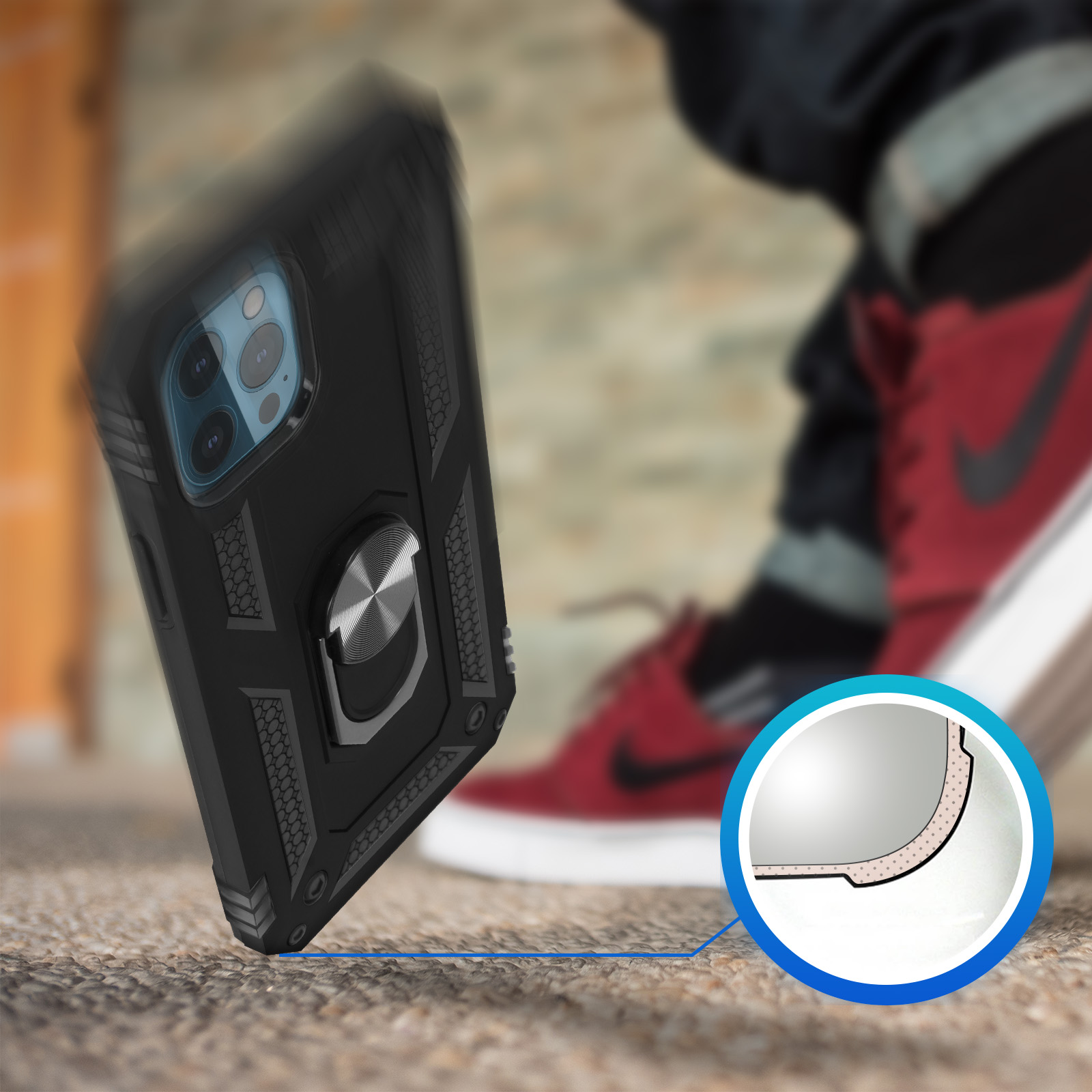 Cover nera per telefono con anello cade su pietra, scarpe rosse sullo sfondo.