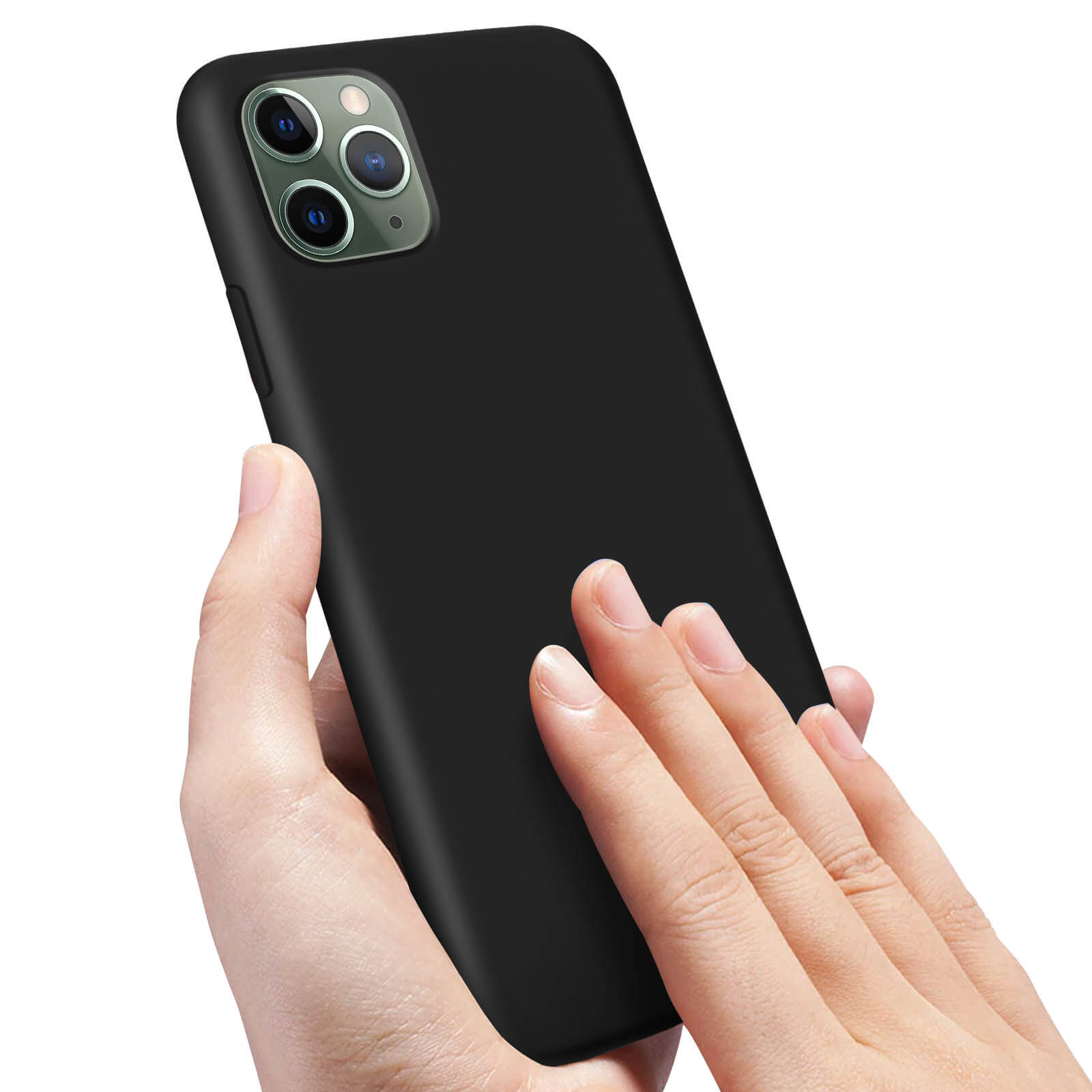Una mano tiene un iPhone nero con tre fotocamere posteriori.