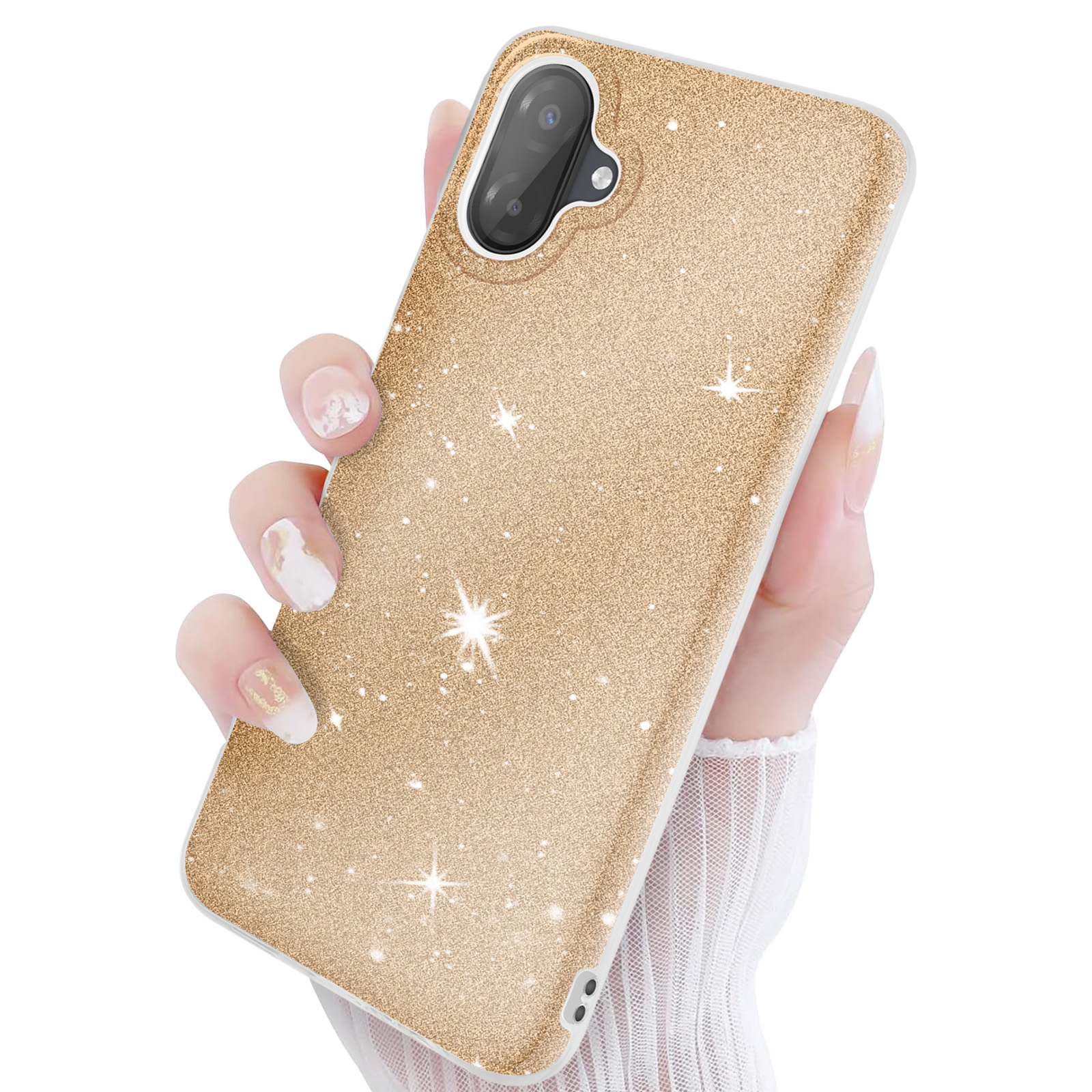 Gouden glitter telefoonhoesje vastgehouden door een hand met manicure.