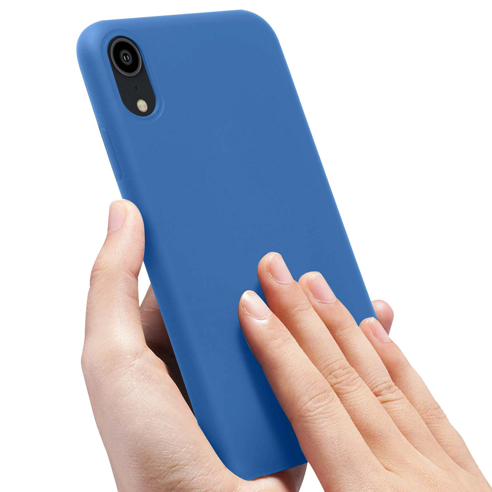 Een hand houdt een blauwe smartphone vast met een enkele cameralens.
