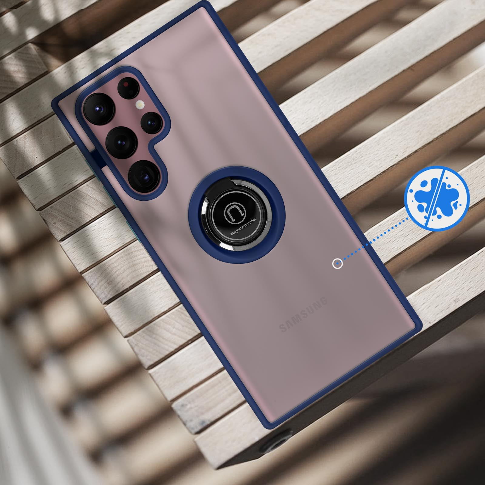 Een roze Samsung telefoon met blauwe rand en camera op houten achtergrond.