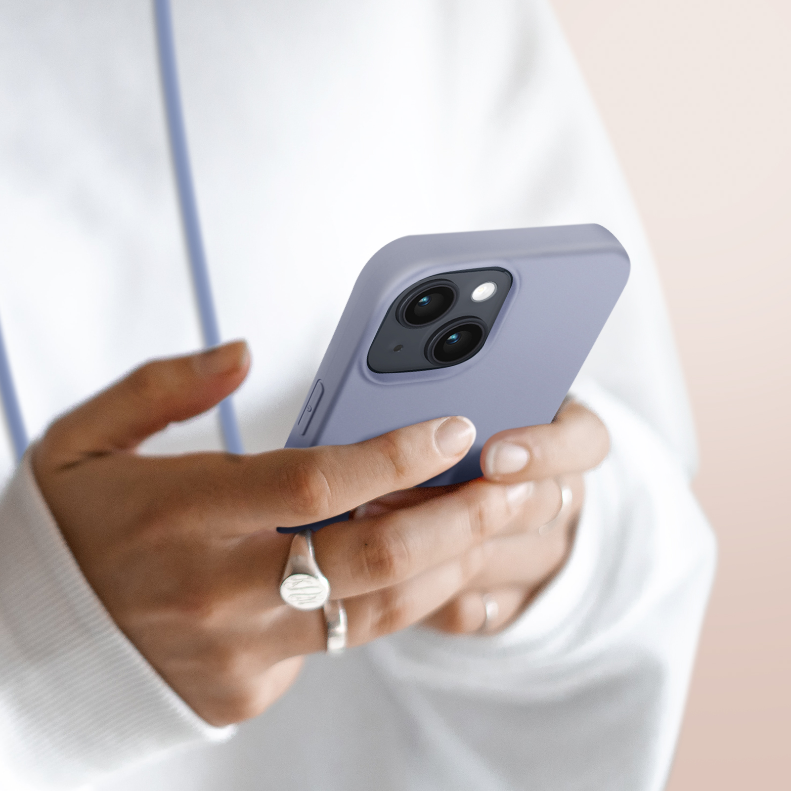 Een persoon die een blauwe smartphone met twee camera's vasthoudt.