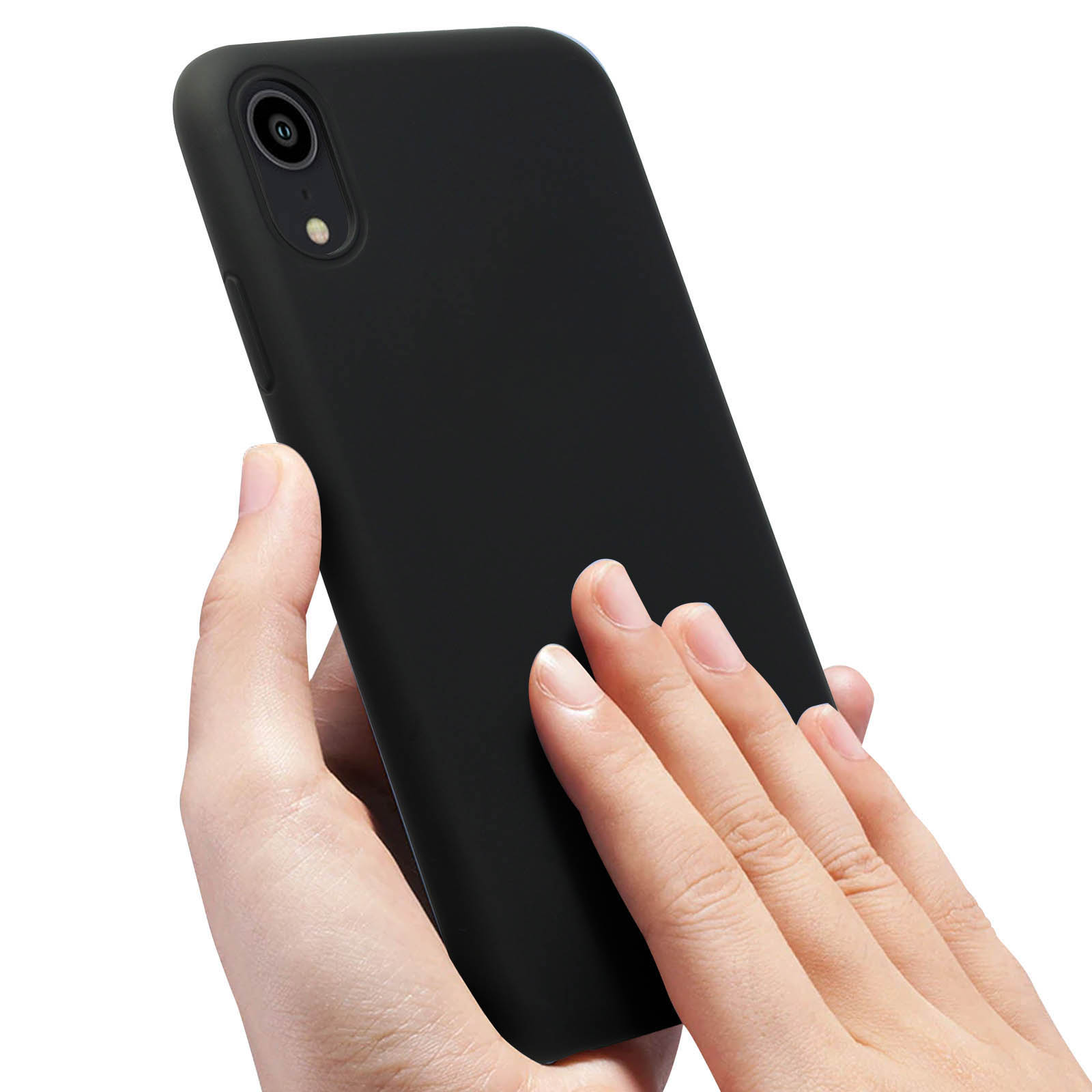 Een hand houdt een zwarte smartphone vast met een camera aan de achterkant.