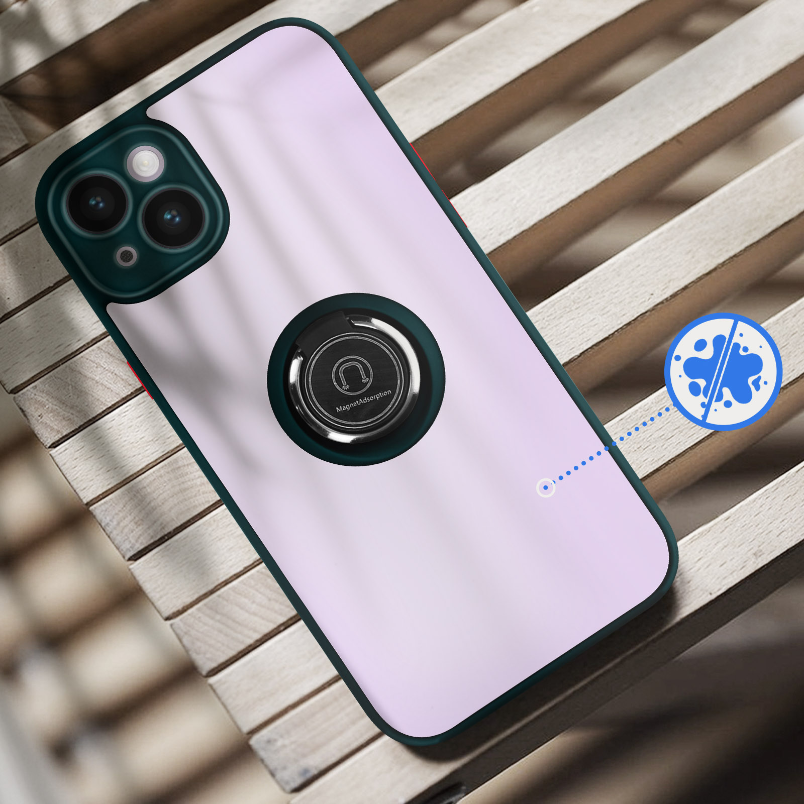 Een lichtgekleurde smartphone met ringhouder rust op houten latten.