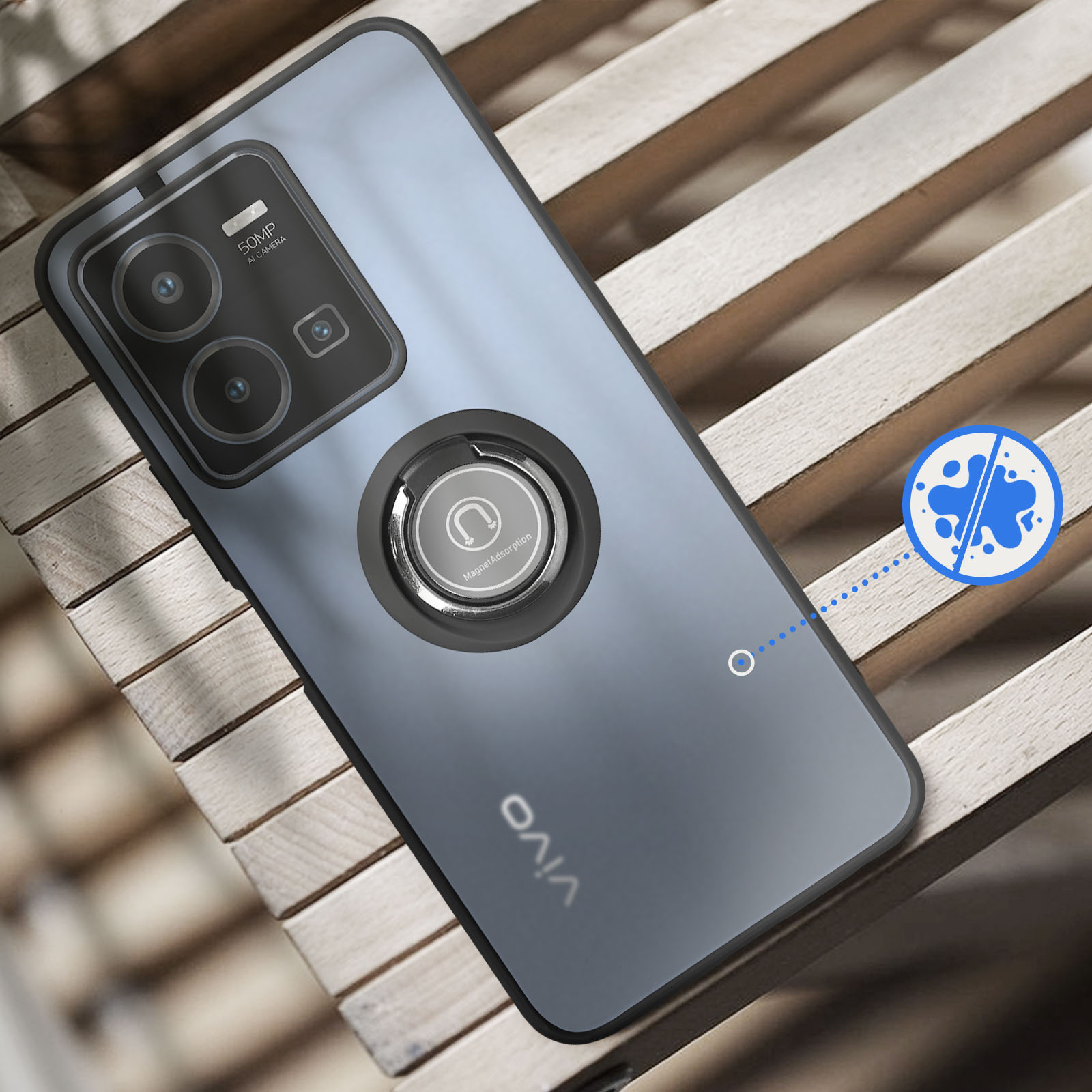 Grijze smartphone met ringhouder op houten planken. Blauw spat-icoon.