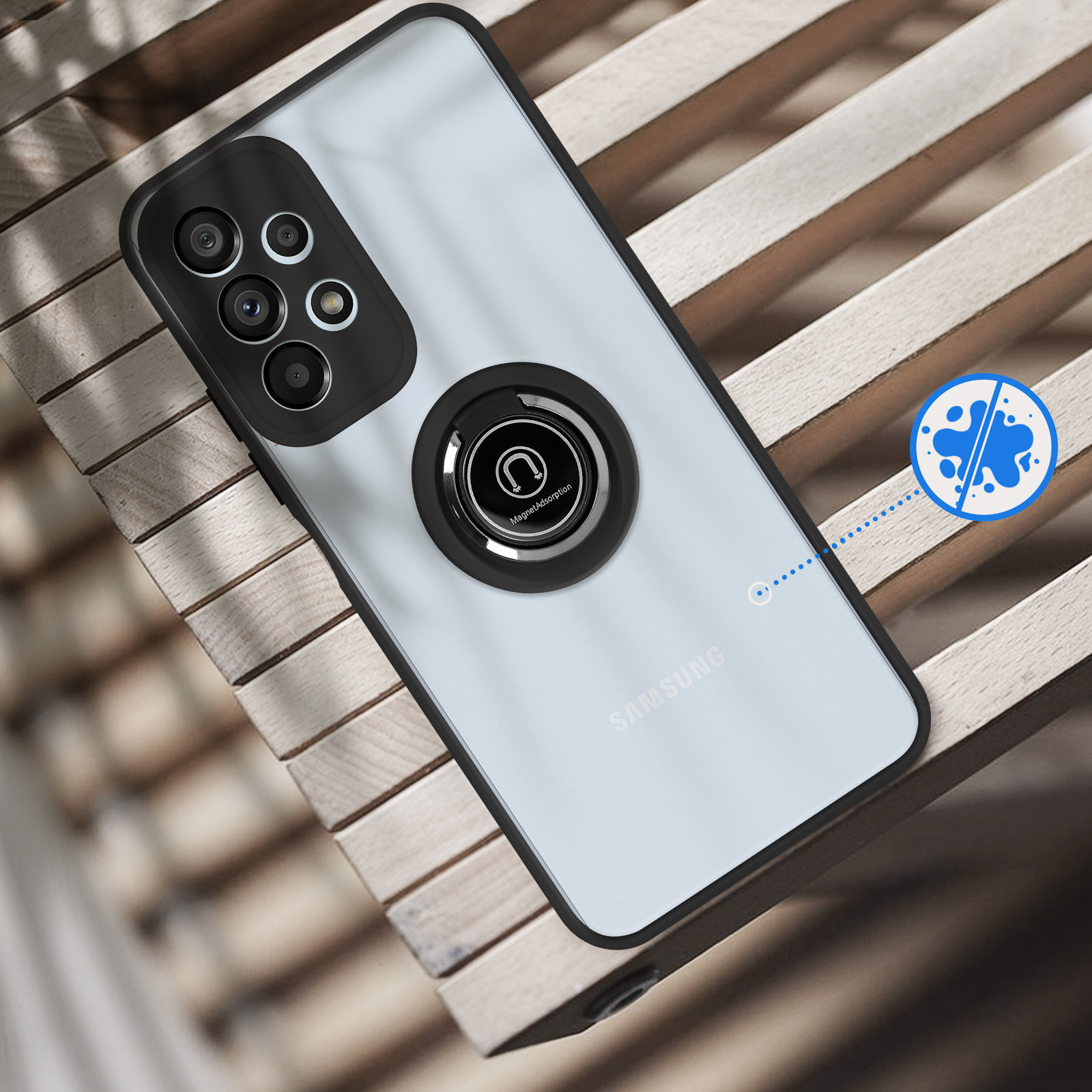 Un smartphone avec support à anneau magnétique repose sur des lattes de bois. Un symbole montre des gouttes et une ligne.